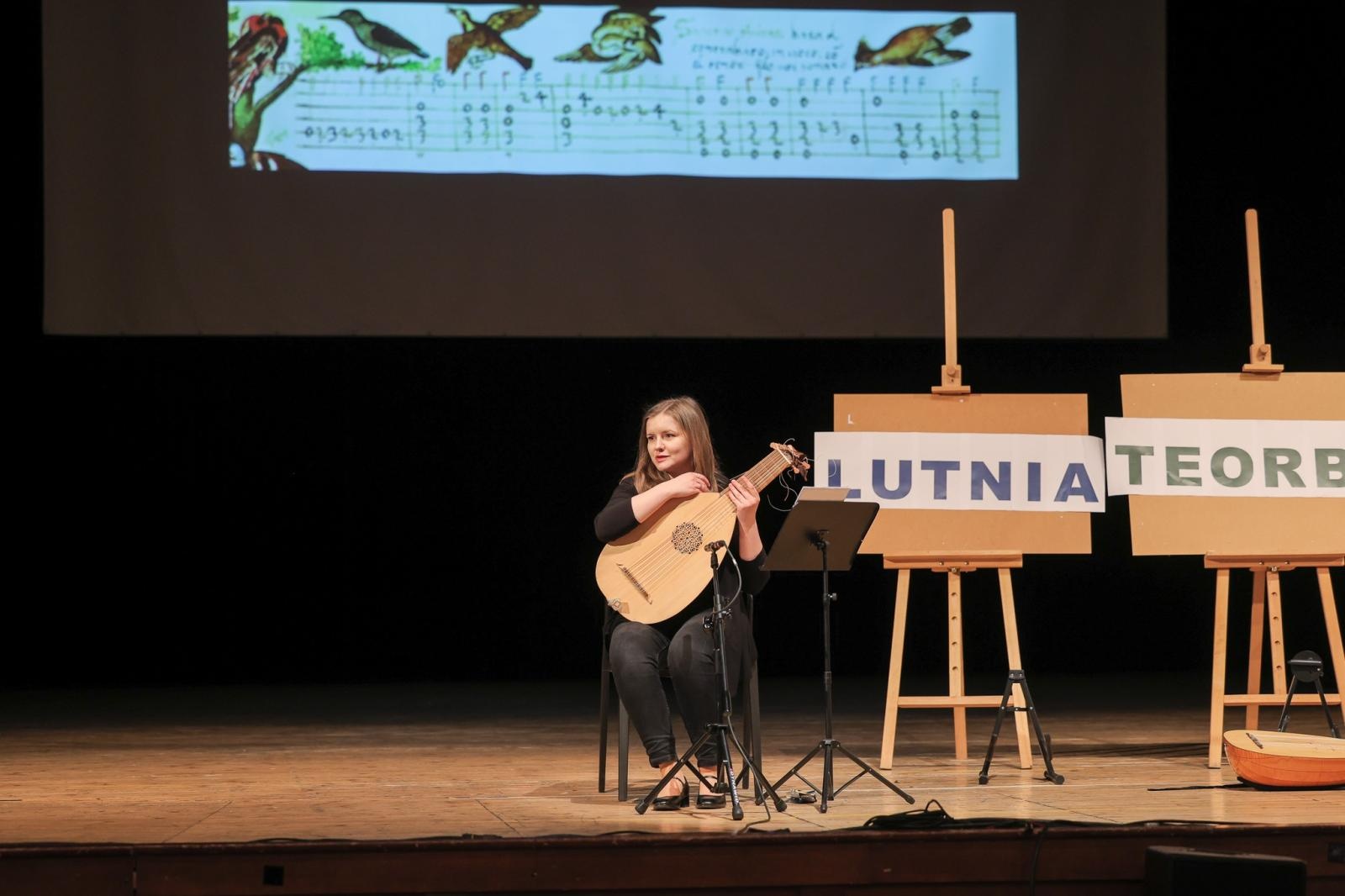 Zdjęcie w galerii na portalu naszraciborz.pl: LUTNIA, TEORBA, gitara barokowa na koncertach umuzykalniających w RCK – czym różnią się od współczesnych gitar? wiadomości z regionu