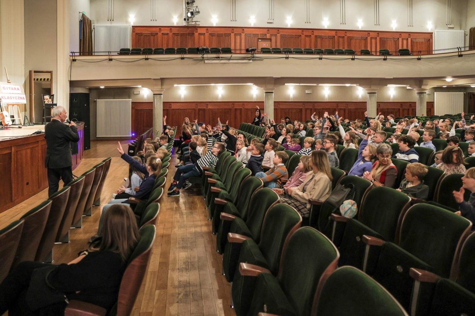 Zdjęcie w galerii na portalu naszraciborz.pl: LUTNIA, TEORBA, gitara barokowa na koncertach umuzykalniających w RCK – czym różnią się od współczesnych gitar? wiadomości z regionu