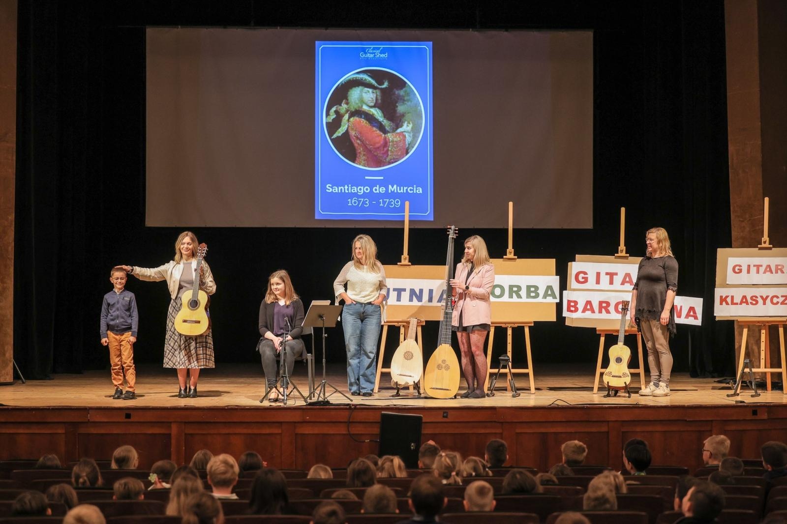 Zdjęcie w galerii na portalu naszraciborz.pl: LUTNIA, TEORBA, gitara barokowa na koncertach umuzykalniających w RCK – czym różnią się od współczesnych gitar? wiadomości z regionu