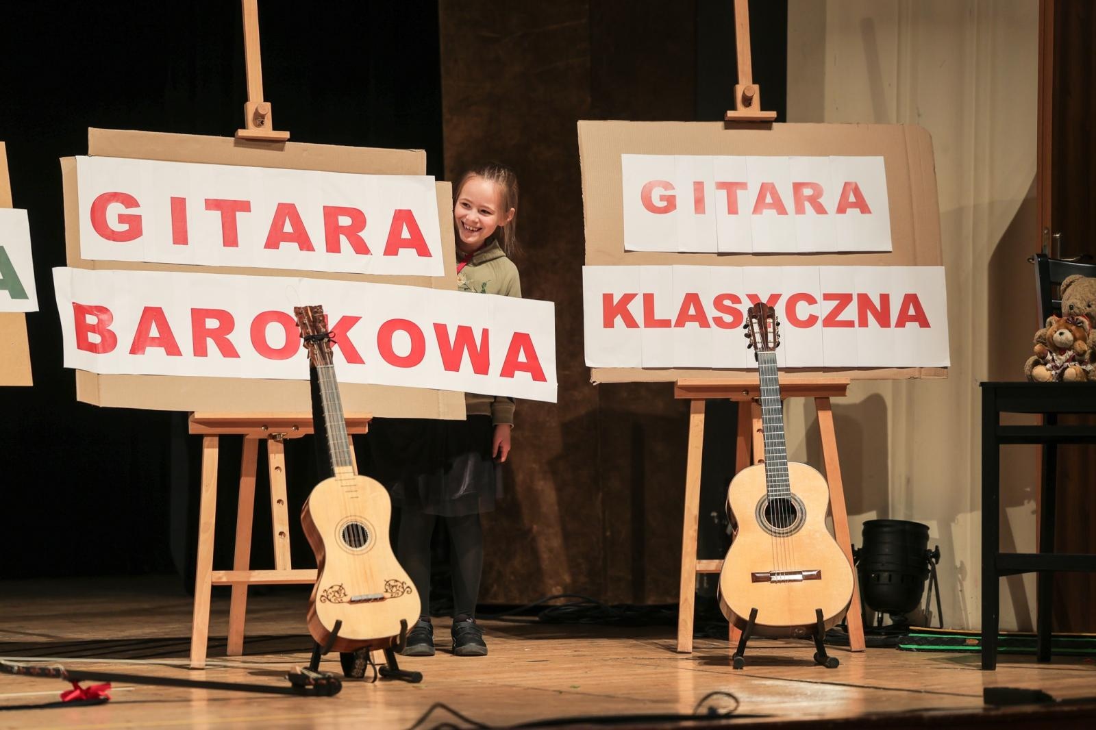 Zdjęcie w galerii na portalu naszraciborz.pl: LUTNIA, TEORBA, gitara barokowa na koncertach umuzykalniających w RCK – czym różnią się od współczesnych gitar? wiadomości z regionu