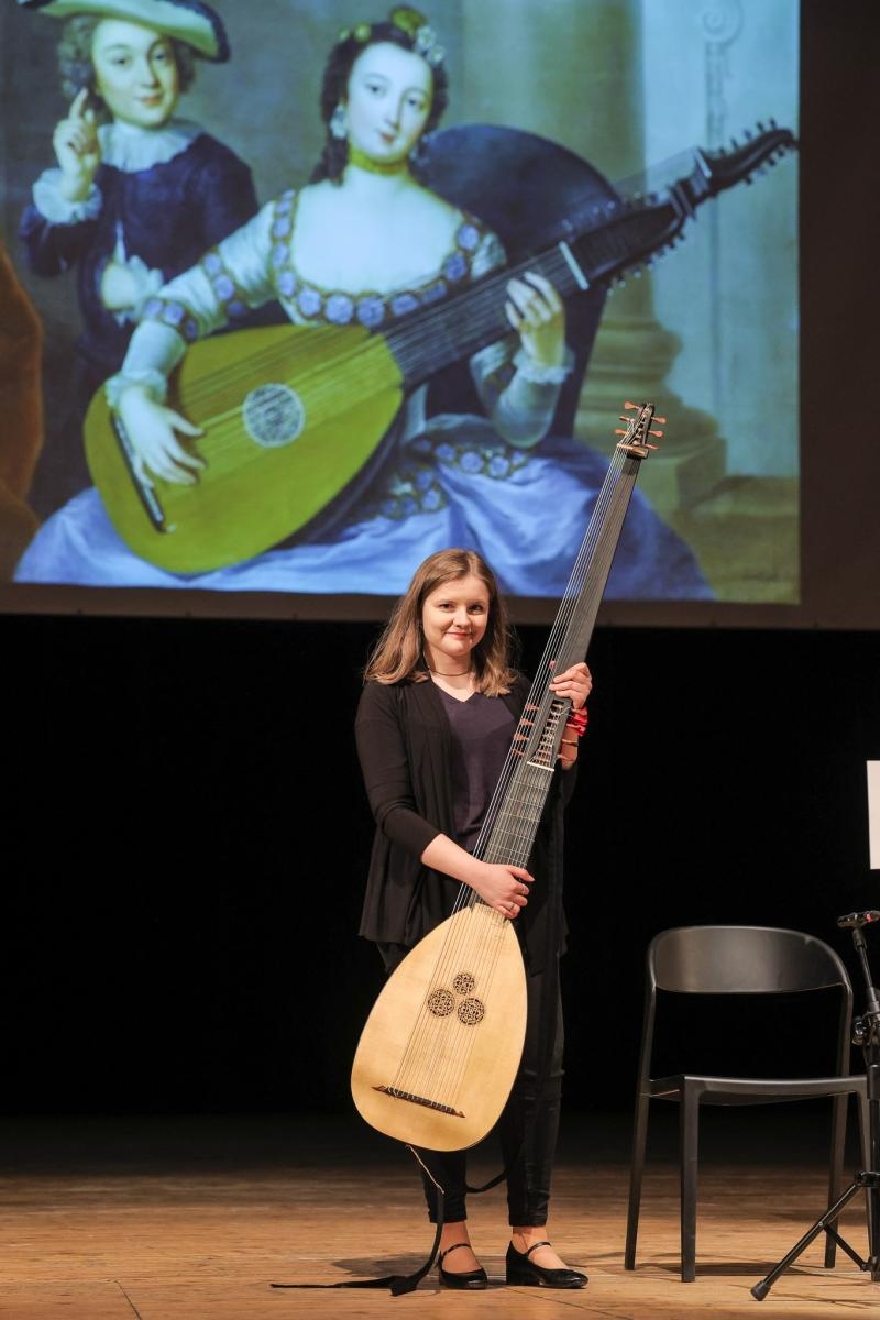 Zdjęcie w galerii na portalu naszraciborz.pl: LUTNIA, TEORBA, gitara barokowa na koncertach umuzykalniających w RCK – czym różnią się od współczesnych gitar? wiadomości z regionu