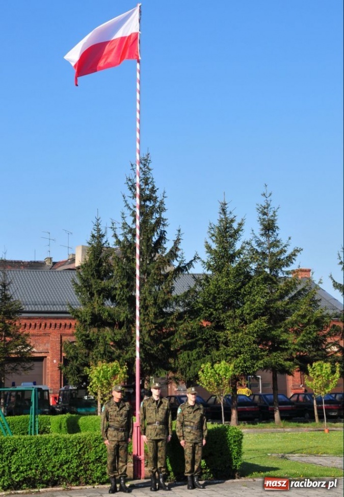 Zdjęcie w galerii na portalu naszraciborz.pl: Racibórz. Święto Flagi u pograniczników wiadomości z regionu