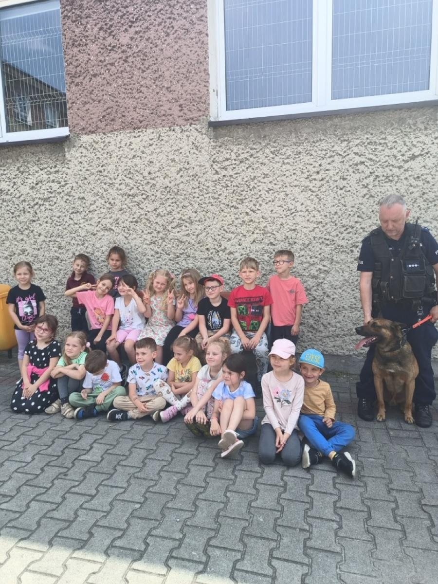 Zdjęcie w galerii na portalu naszraciborz.pl: Policyjne czworonogi w akcji – niezwykłe spotkanie w szkole w Rudach wiadomości z regionu