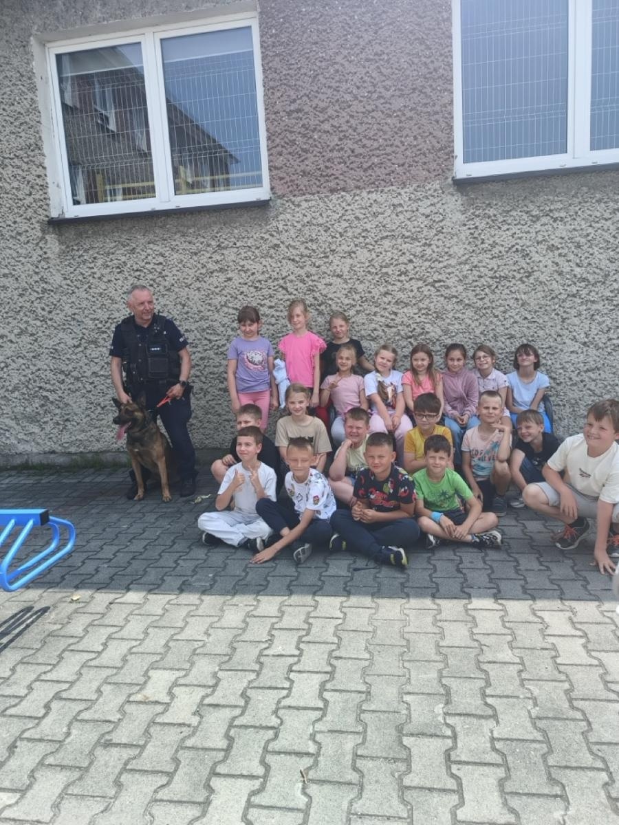 Zdjęcie w galerii na portalu naszraciborz.pl: Policyjne czworonogi w akcji – niezwykłe spotkanie w szkole w Rudach wiadomości z regionu