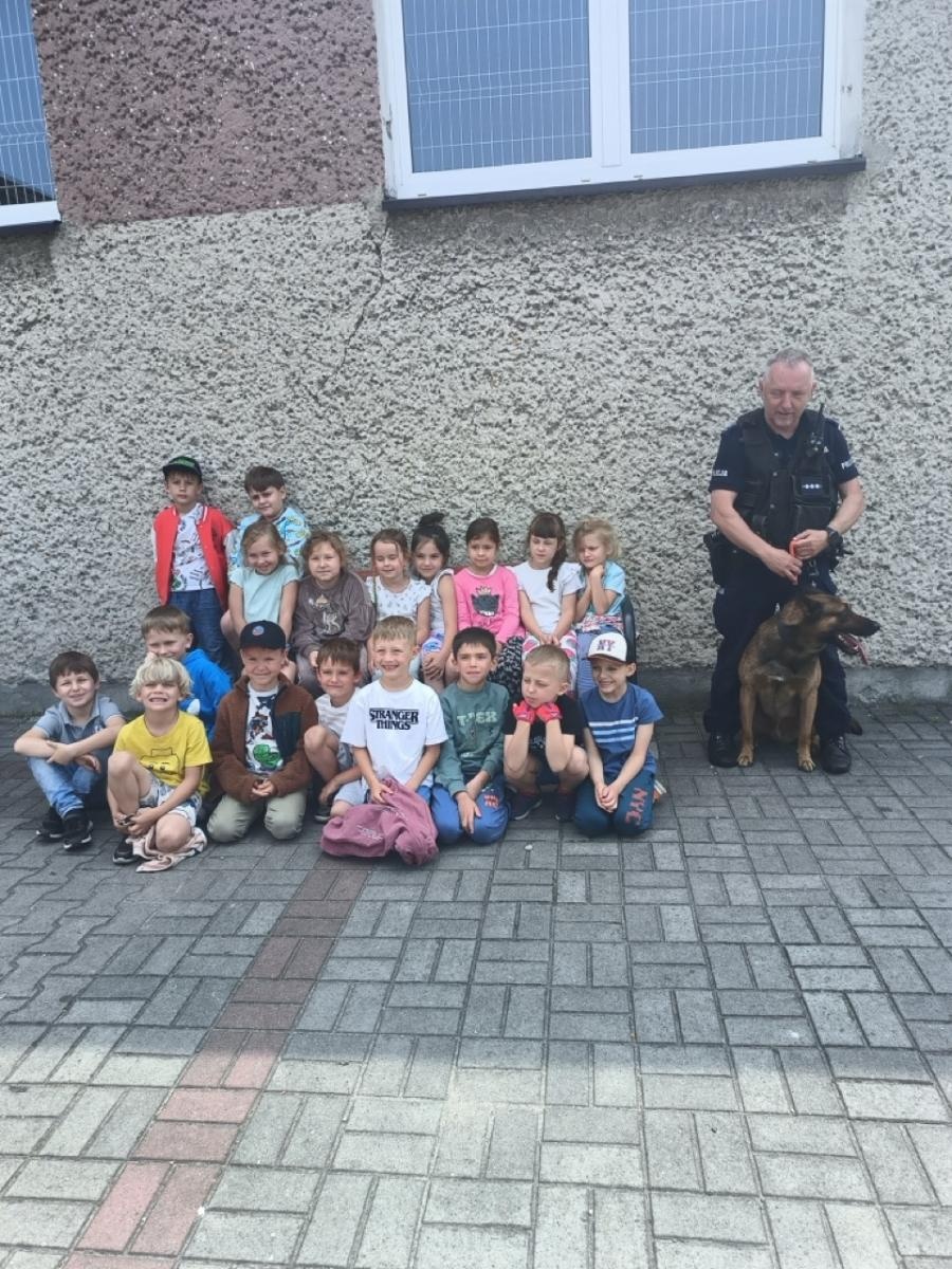 Zdjęcie w galerii na portalu naszraciborz.pl: Policyjne czworonogi w akcji – niezwykłe spotkanie w szkole w Rudach wiadomości z regionu