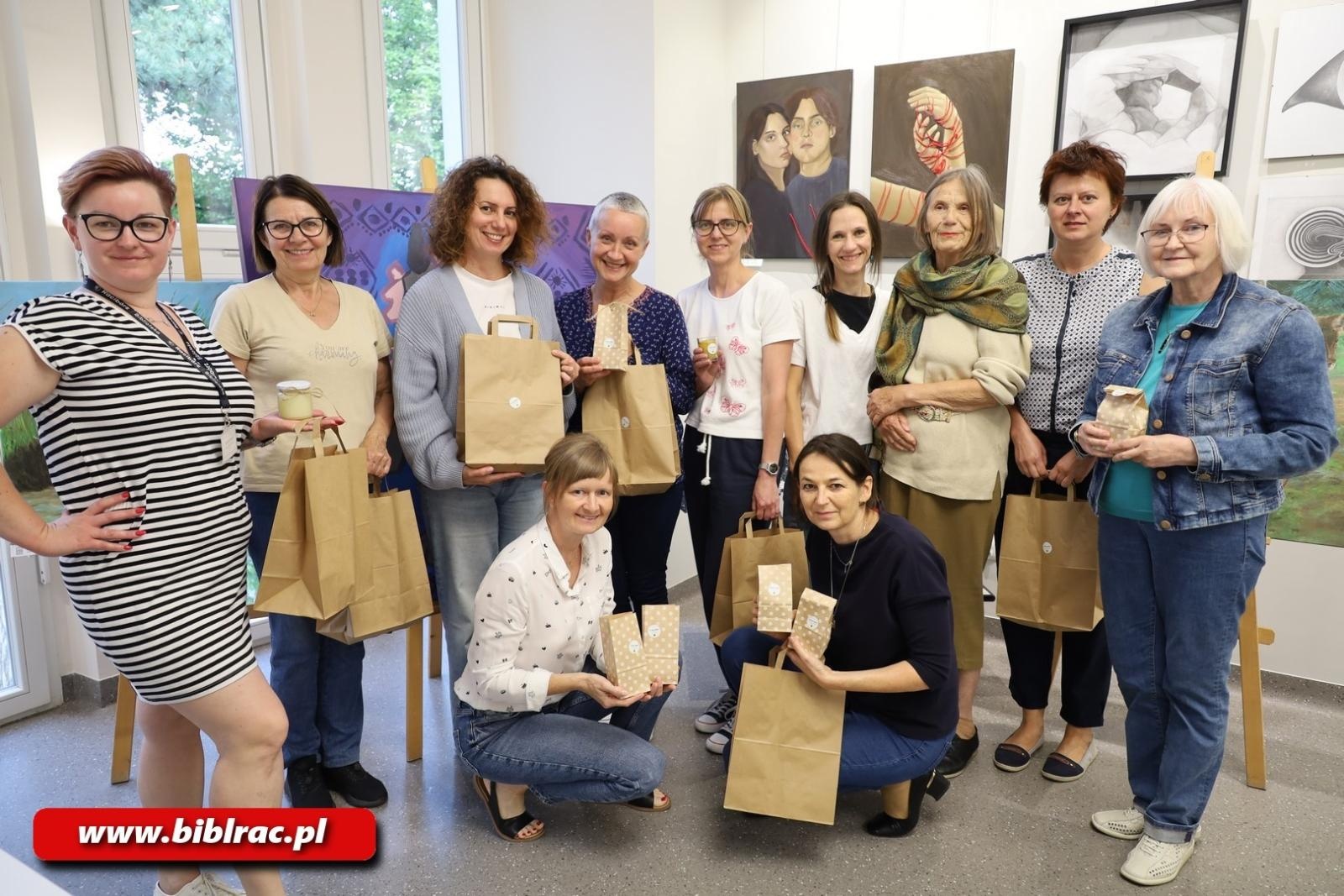 Zdjęcie w galerii na portalu naszraciborz.pl: Skarby z ula. W bibliotece odbyły się warsztaty kosmetyków naturalnych wiadomości z regionu