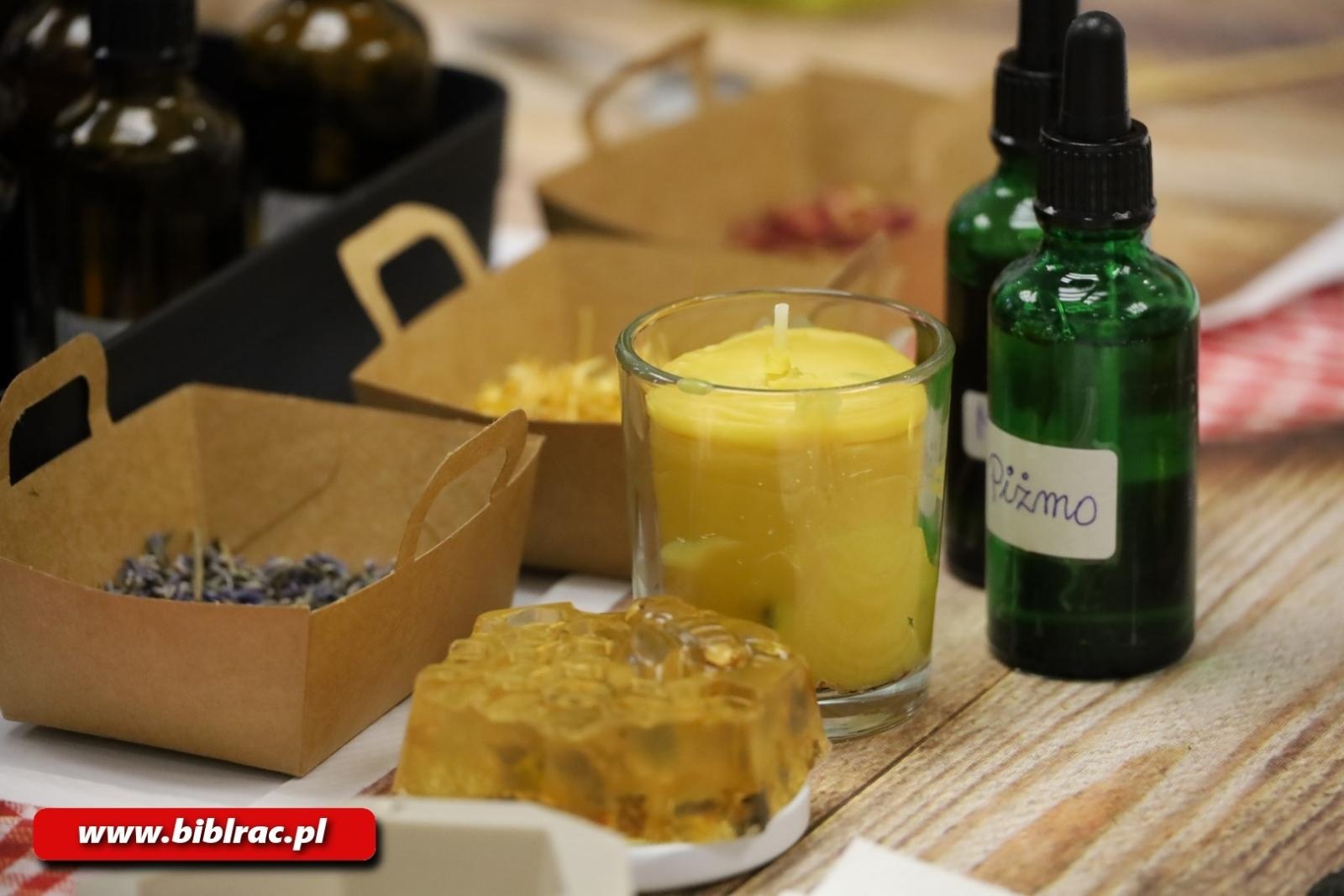 Zdjęcie w galerii na portalu naszraciborz.pl: Skarby z ula. W bibliotece odbyły się warsztaty kosmetyków naturalnych wiadomości z regionu