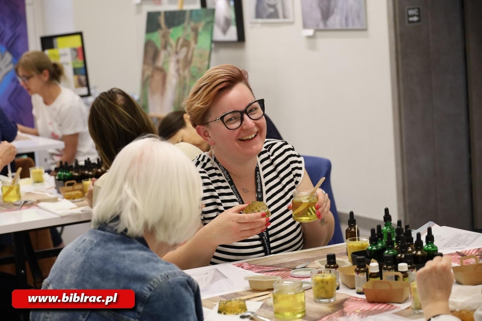 Zdjęcie w galerii na portalu naszraciborz.pl: Skarby z ula. W bibliotece odbyły się warsztaty kosmetyków naturalnych wiadomości z regionu