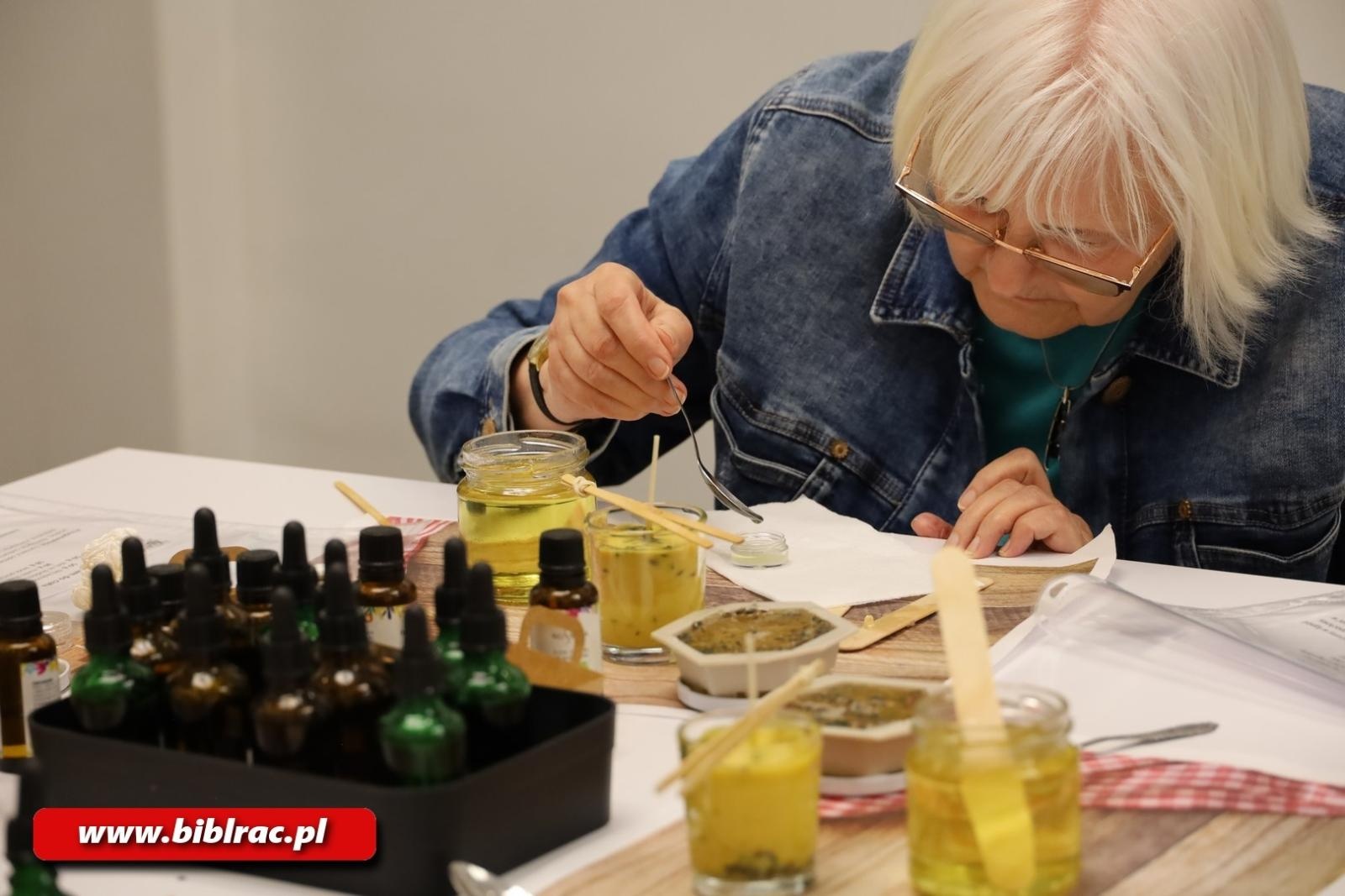 Zdjęcie w galerii na portalu naszraciborz.pl: Skarby z ula. W bibliotece odbyły się warsztaty kosmetyków naturalnych wiadomości z regionu