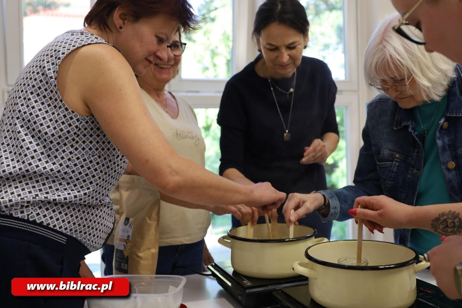 Zdjęcie w galerii na portalu naszraciborz.pl: Skarby z ula. W bibliotece odbyły się warsztaty kosmetyków naturalnych wiadomości z regionu
