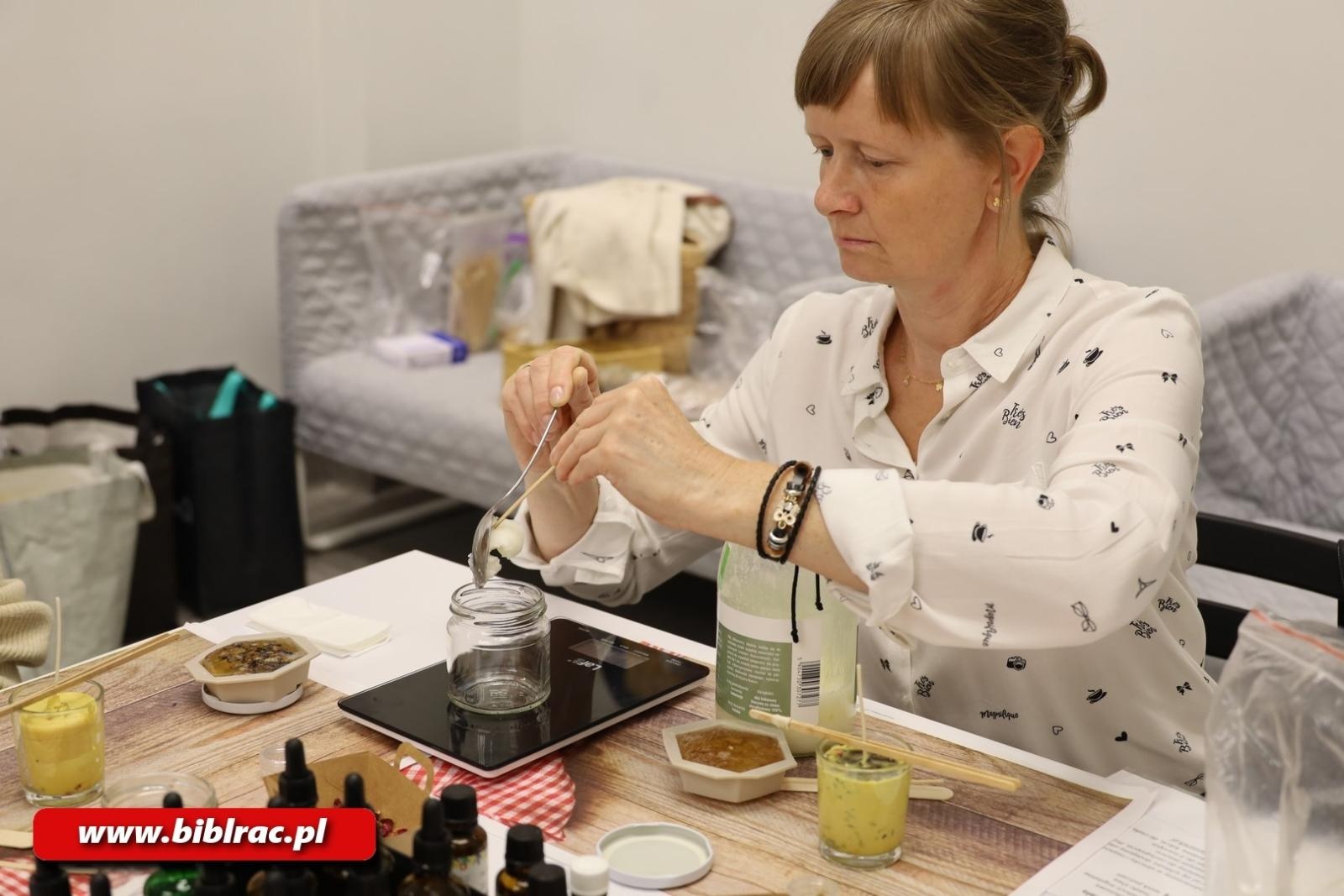 Zdjęcie w galerii na portalu naszraciborz.pl: Skarby z ula. W bibliotece odbyły się warsztaty kosmetyków naturalnych wiadomości z regionu