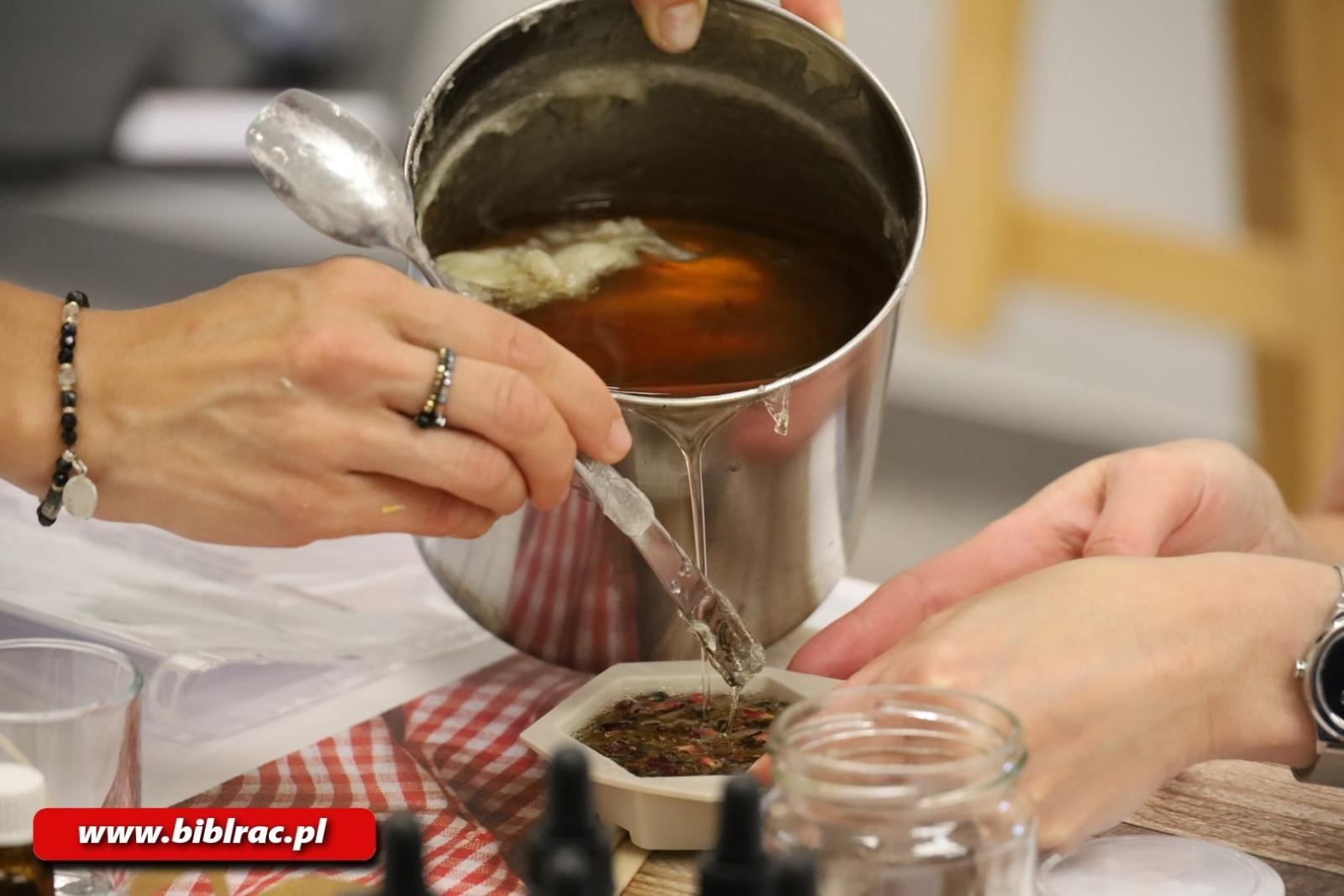Zdjęcie w galerii na portalu naszraciborz.pl: Skarby z ula. W bibliotece odbyły się warsztaty kosmetyków naturalnych wiadomości z regionu