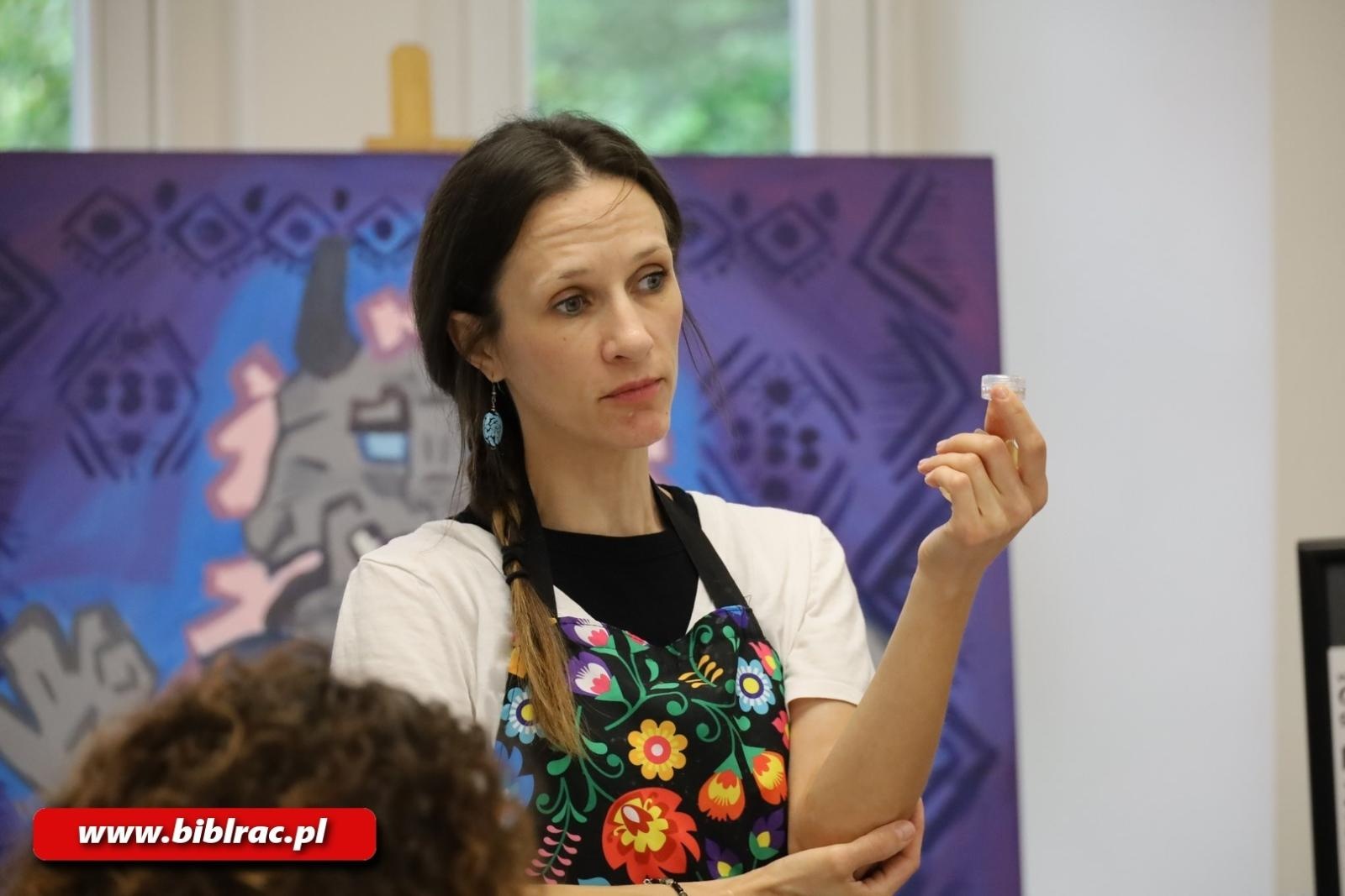 Zdjęcie w galerii na portalu naszraciborz.pl: Skarby z ula. W bibliotece odbyły się warsztaty kosmetyków naturalnych wiadomości z regionu