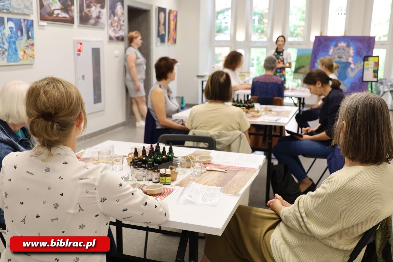 Zdjęcie w galerii na portalu naszraciborz.pl: Skarby z ula. W bibliotece odbyły się warsztaty kosmetyków naturalnych wiadomości z regionu