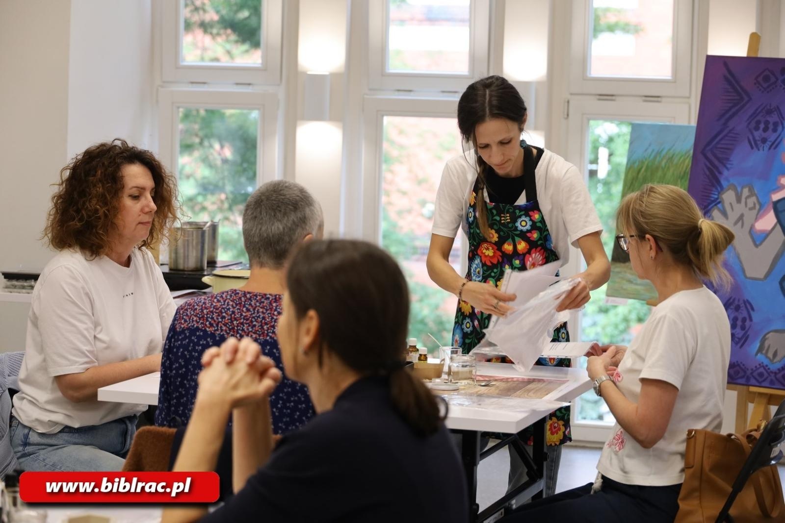 Zdjęcie w galerii na portalu naszraciborz.pl: Skarby z ula. W bibliotece odbyły się warsztaty kosmetyków naturalnych wiadomości z regionu