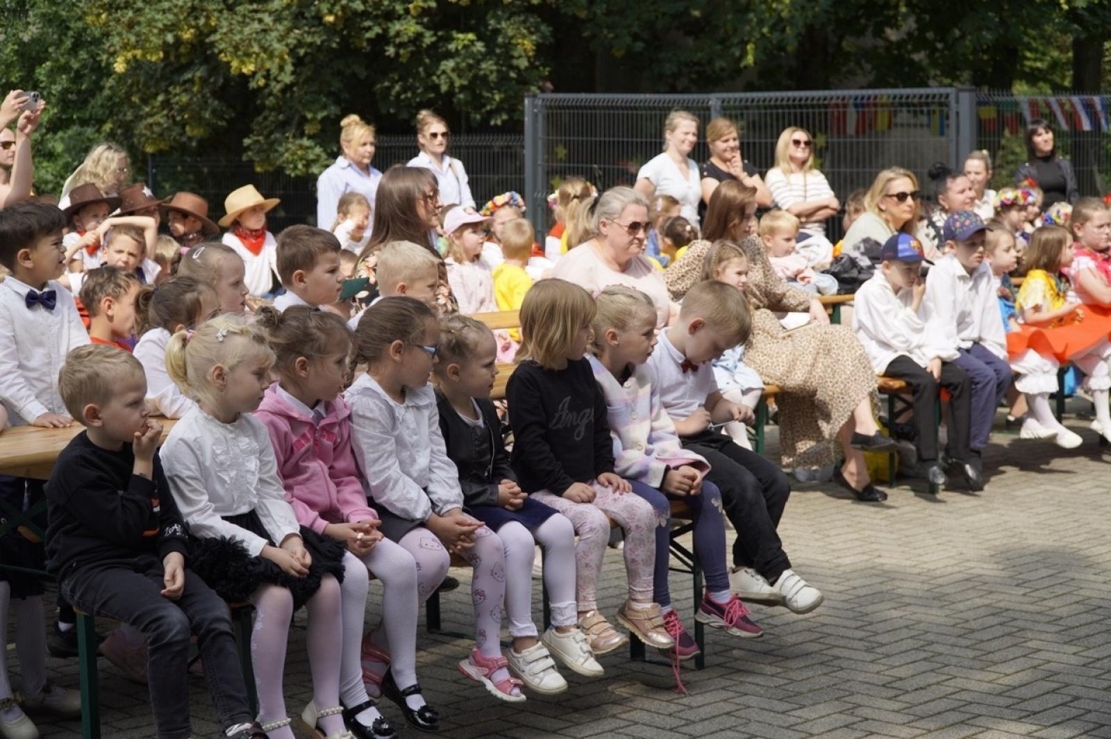 Zdjęcie w galerii na portalu naszraciborz.pl: XX Europejski Piknik w Przedszkolu nr 16 w Raciborzu-Brzeziu  wiadomości z regionu