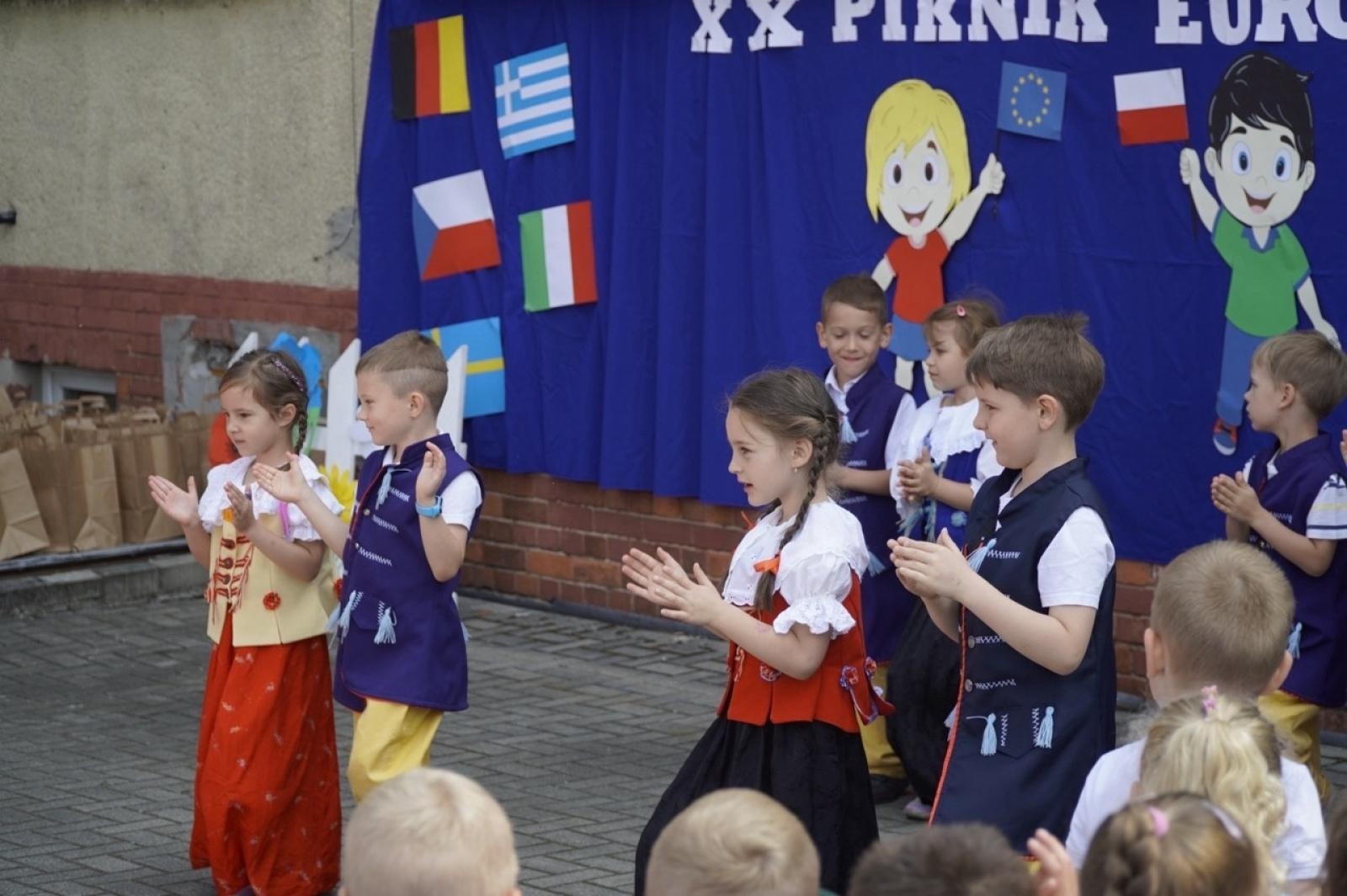 Zdjęcie w galerii na portalu naszraciborz.pl: XX Europejski Piknik w Przedszkolu nr 16 w Raciborzu-Brzeziu  wiadomości z regionu