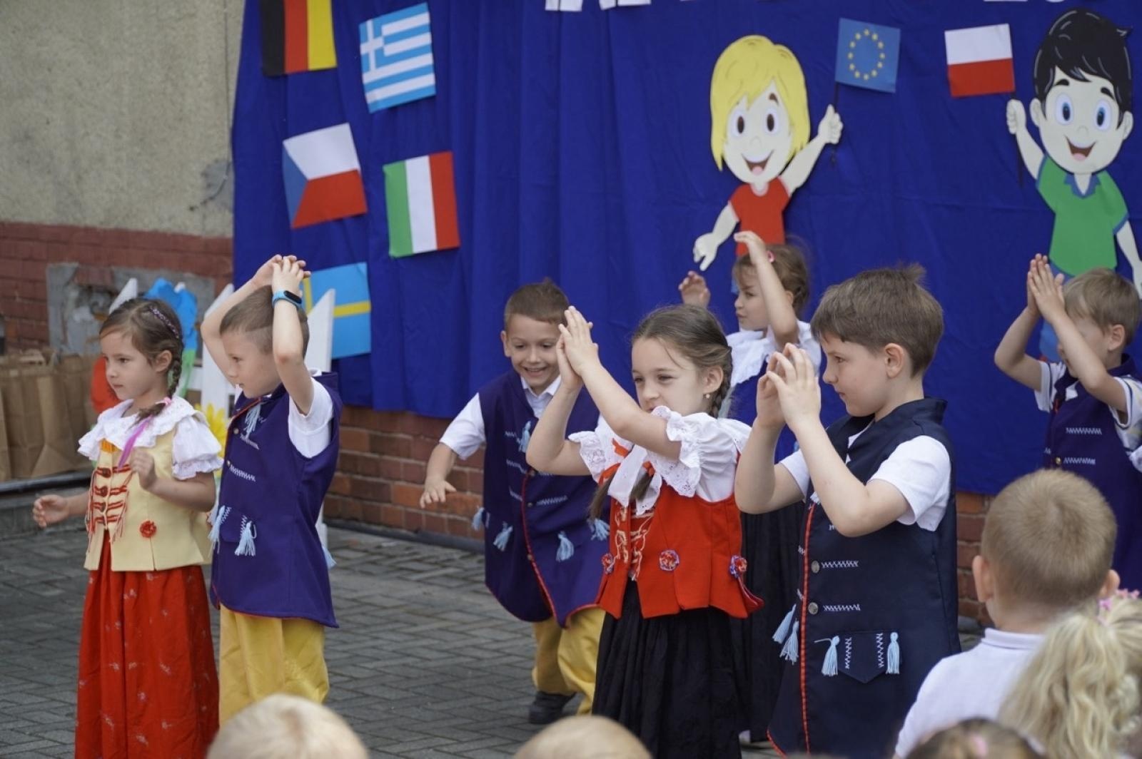 Zdjęcie w galerii na portalu naszraciborz.pl: XX Europejski Piknik w Przedszkolu nr 16 w Raciborzu-Brzeziu  wiadomości z regionu
