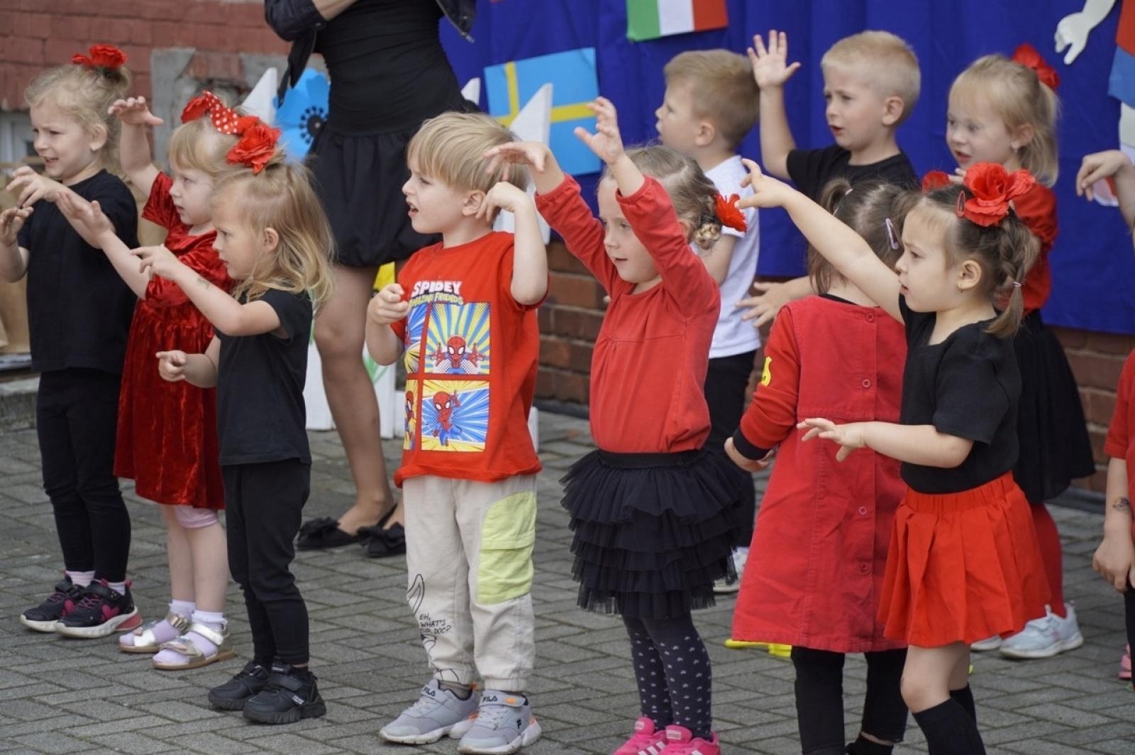 Zdjęcie w galerii na portalu naszraciborz.pl: XX Europejski Piknik w Przedszkolu nr 16 w Raciborzu-Brzeziu  wiadomości z regionu