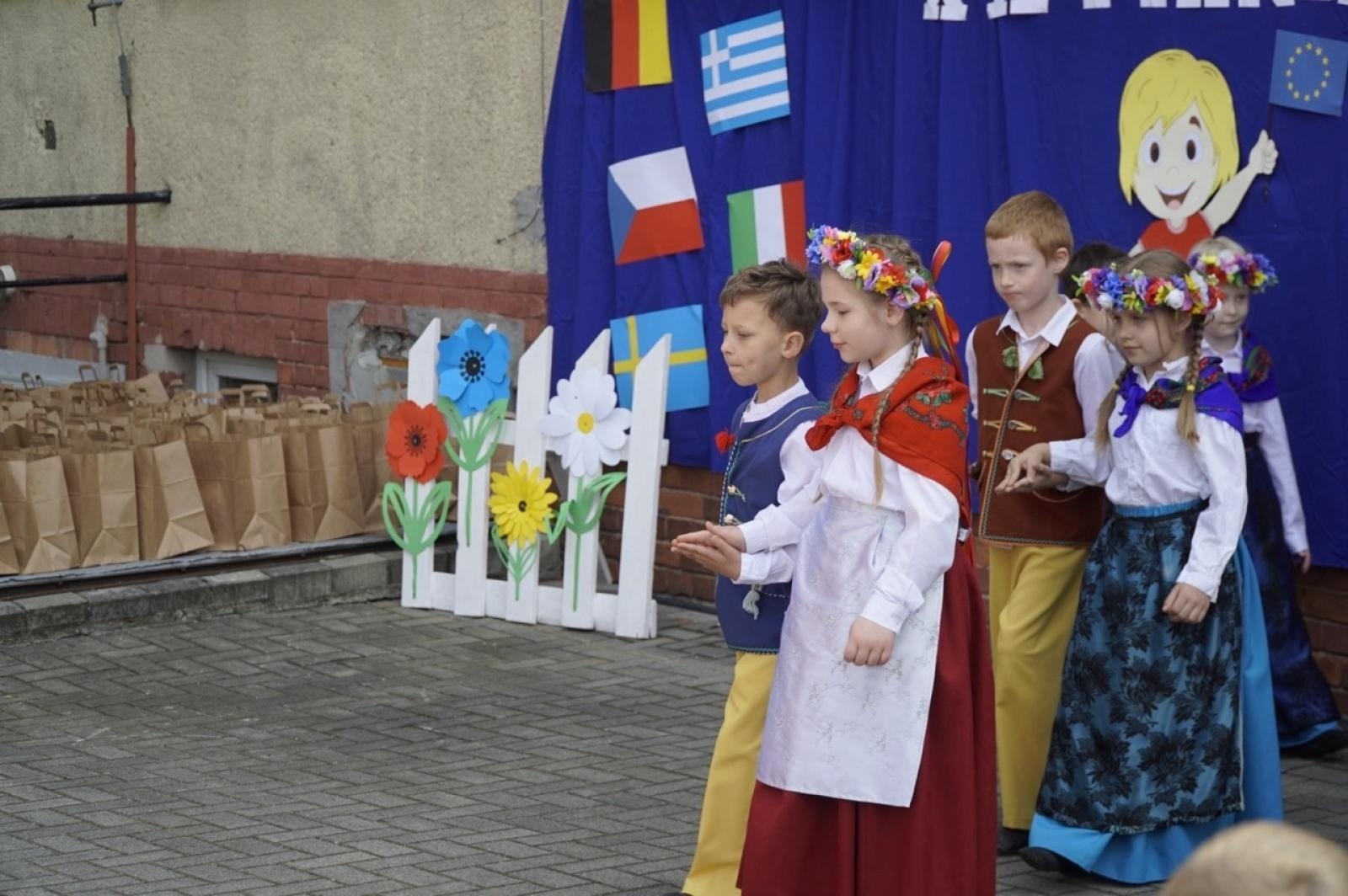 Zdjęcie w galerii na portalu naszraciborz.pl: XX Europejski Piknik w Przedszkolu nr 16 w Raciborzu-Brzeziu  wiadomości z regionu