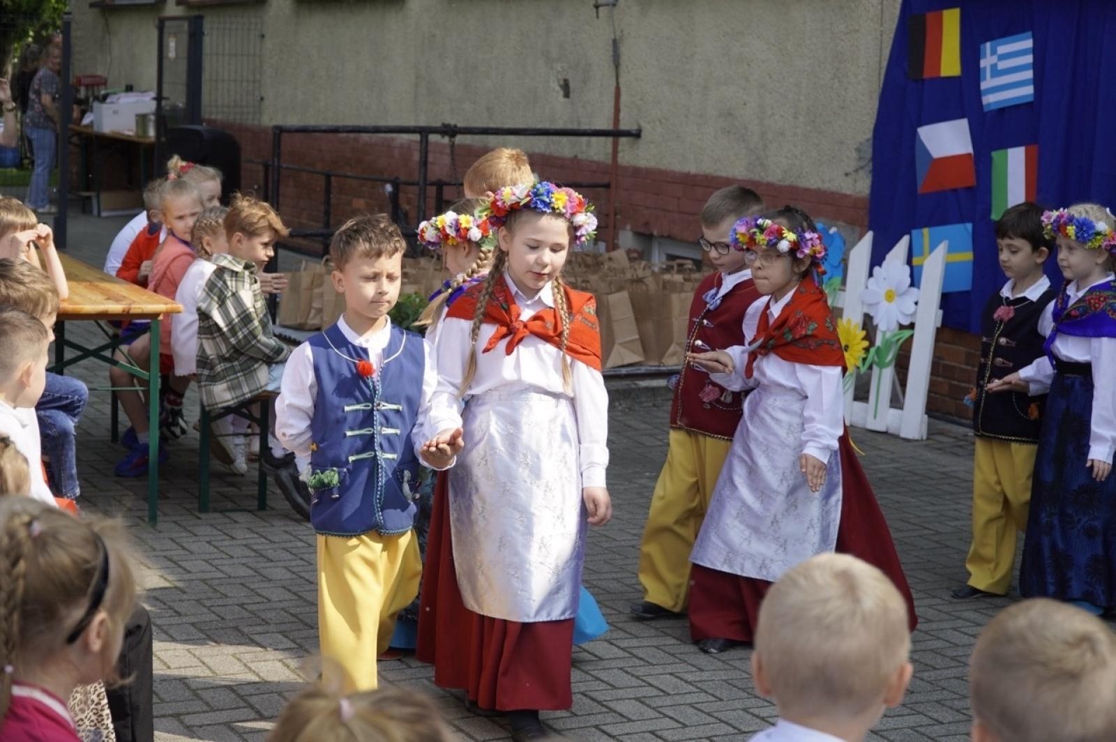 Zdjęcie w galerii na portalu naszraciborz.pl: XX Europejski Piknik w Przedszkolu nr 16 w Raciborzu-Brzeziu  wiadomości z regionu