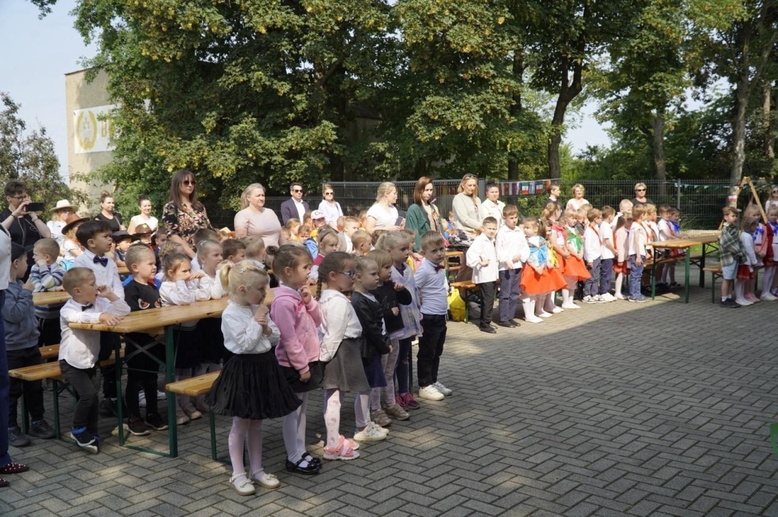 Zdjęcie w galerii na portalu naszraciborz.pl: XX Europejski Piknik w Przedszkolu nr 16 w Raciborzu-Brzeziu  wiadomości z regionu