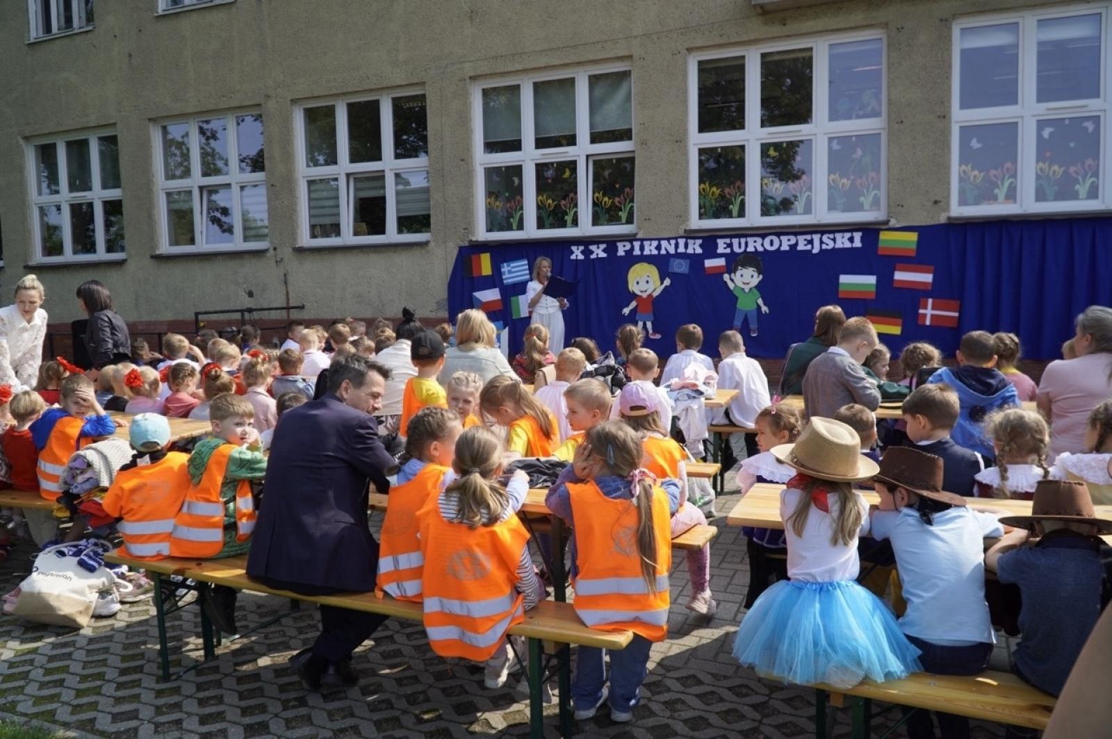 Zdjęcie w galerii na portalu naszraciborz.pl: XX Europejski Piknik w Przedszkolu nr 16 w Raciborzu-Brzeziu  wiadomości z regionu