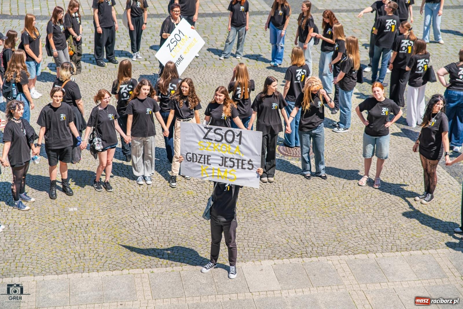 Zdjęcie w galerii na portalu naszraciborz.pl: Jubileusz 80-lecia I LO. Flash mob uczniów na Rynku [WIDEO] wiadomości z regionu