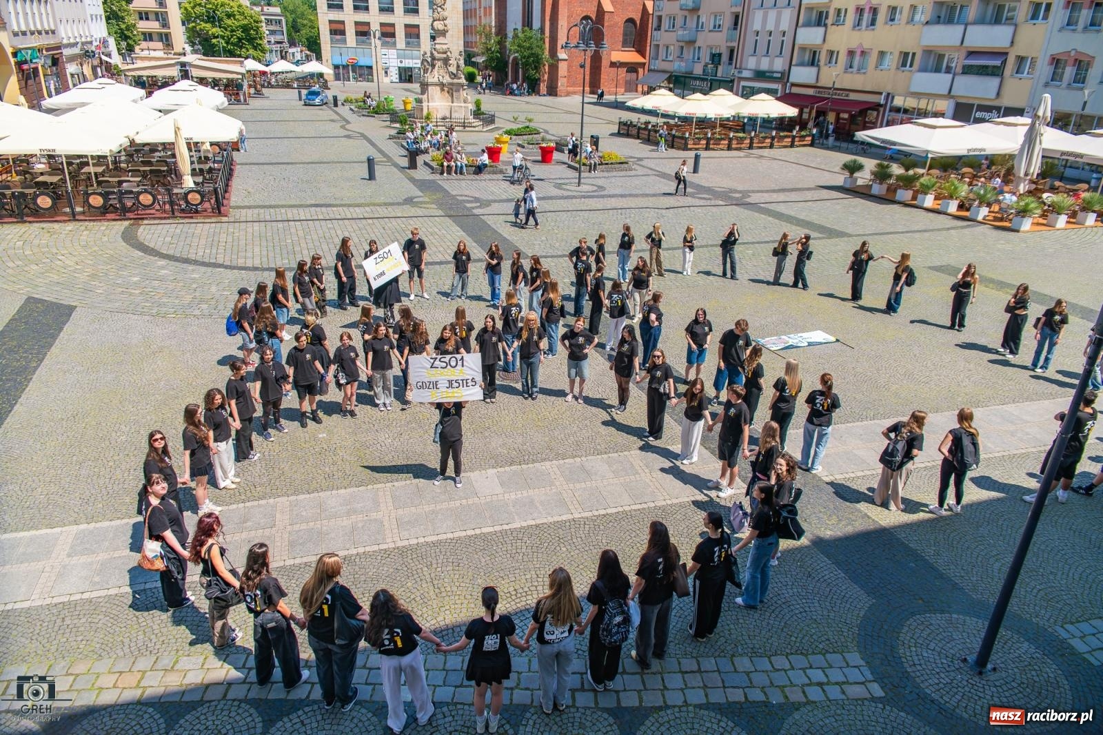 Zdjęcie w galerii na portalu naszraciborz.pl: Jubileusz 80-lecia I LO. Flash mob uczniów na Rynku [WIDEO] wiadomości z regionu