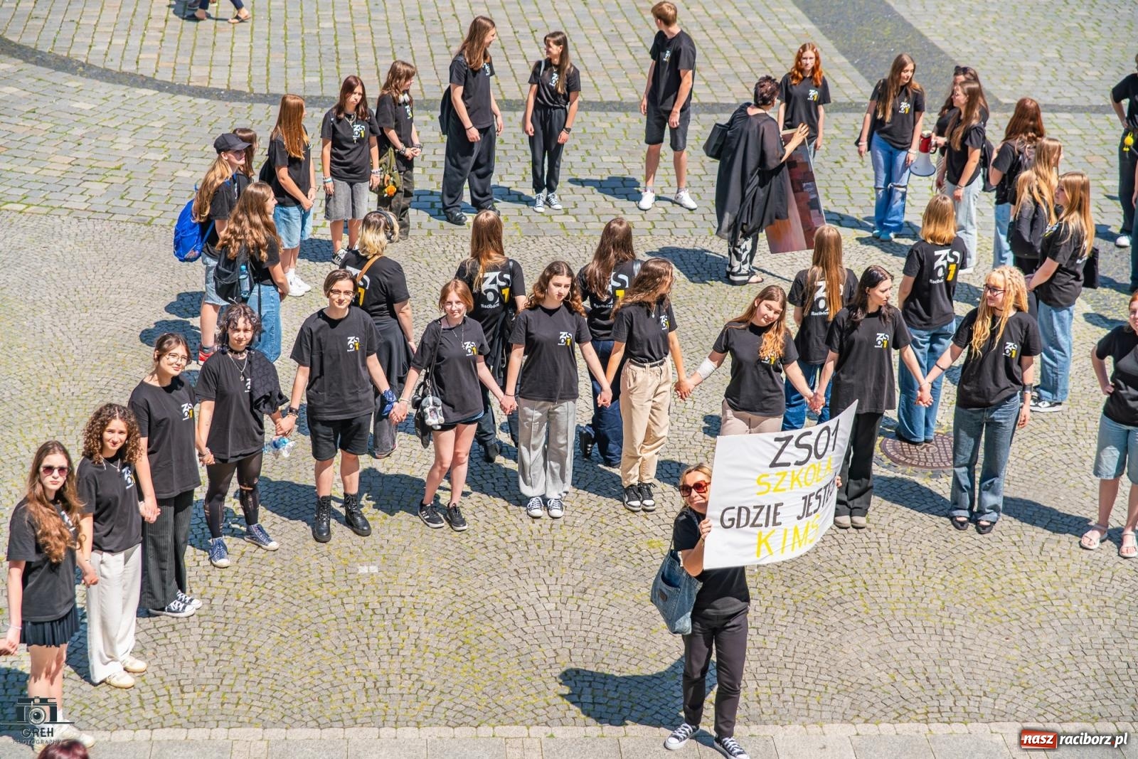 Zdjęcie w galerii na portalu naszraciborz.pl: Jubileusz 80-lecia I LO. Flash mob uczniów na Rynku [WIDEO] wiadomości z regionu