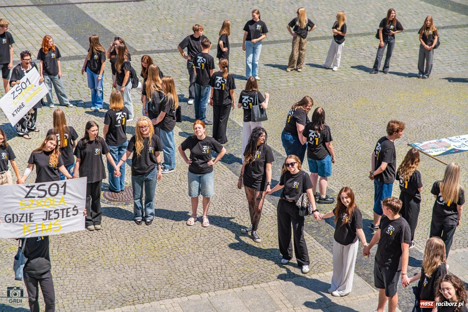Zdjęcie w galerii na portalu naszraciborz.pl: Jubileusz 80-lecia I LO. Flash mob uczniów na Rynku [WIDEO] wiadomości z regionu