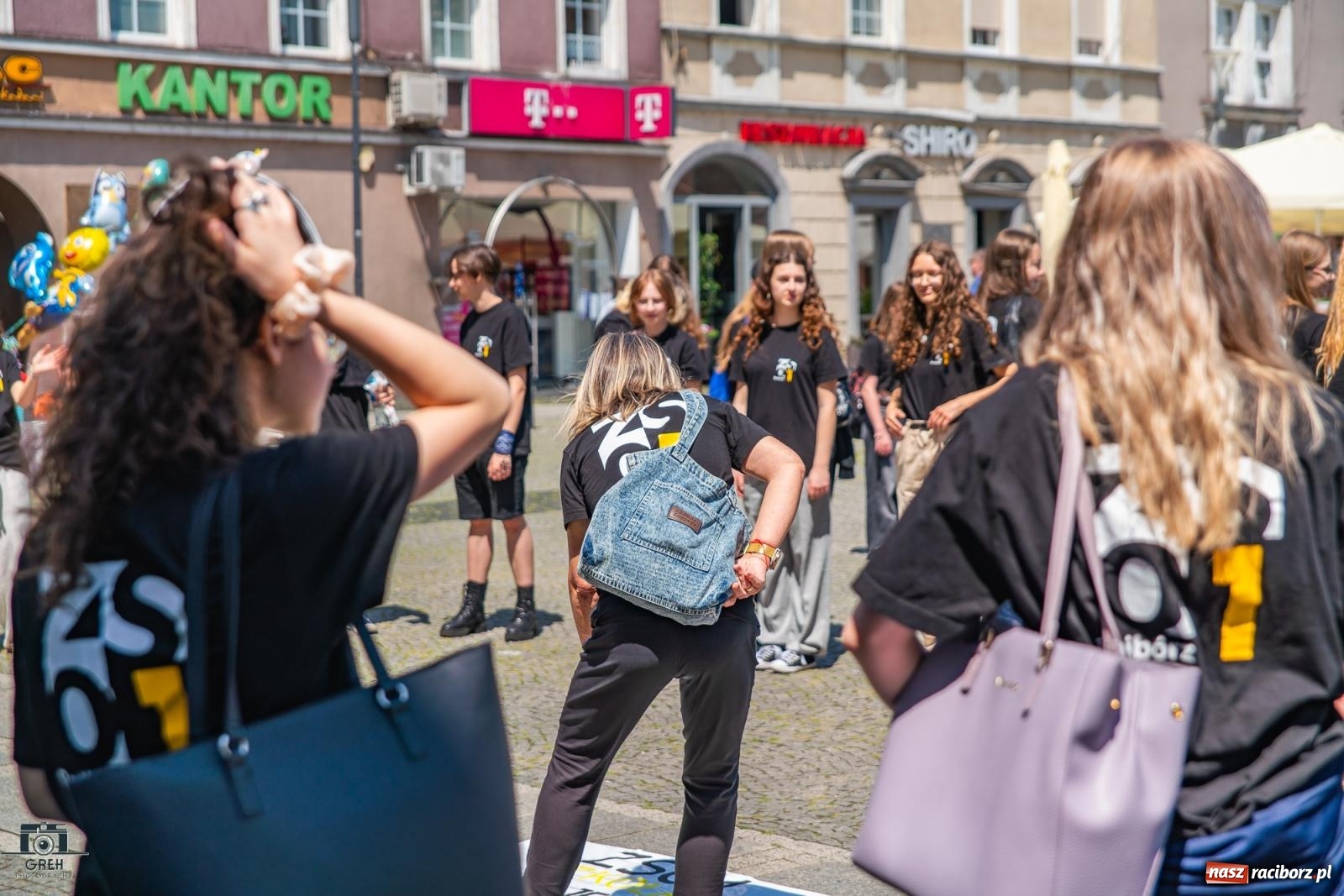 Zdjęcie w galerii na portalu naszraciborz.pl: Jubileusz 80-lecia I LO. Flash mob uczniów na Rynku [WIDEO] wiadomości z regionu