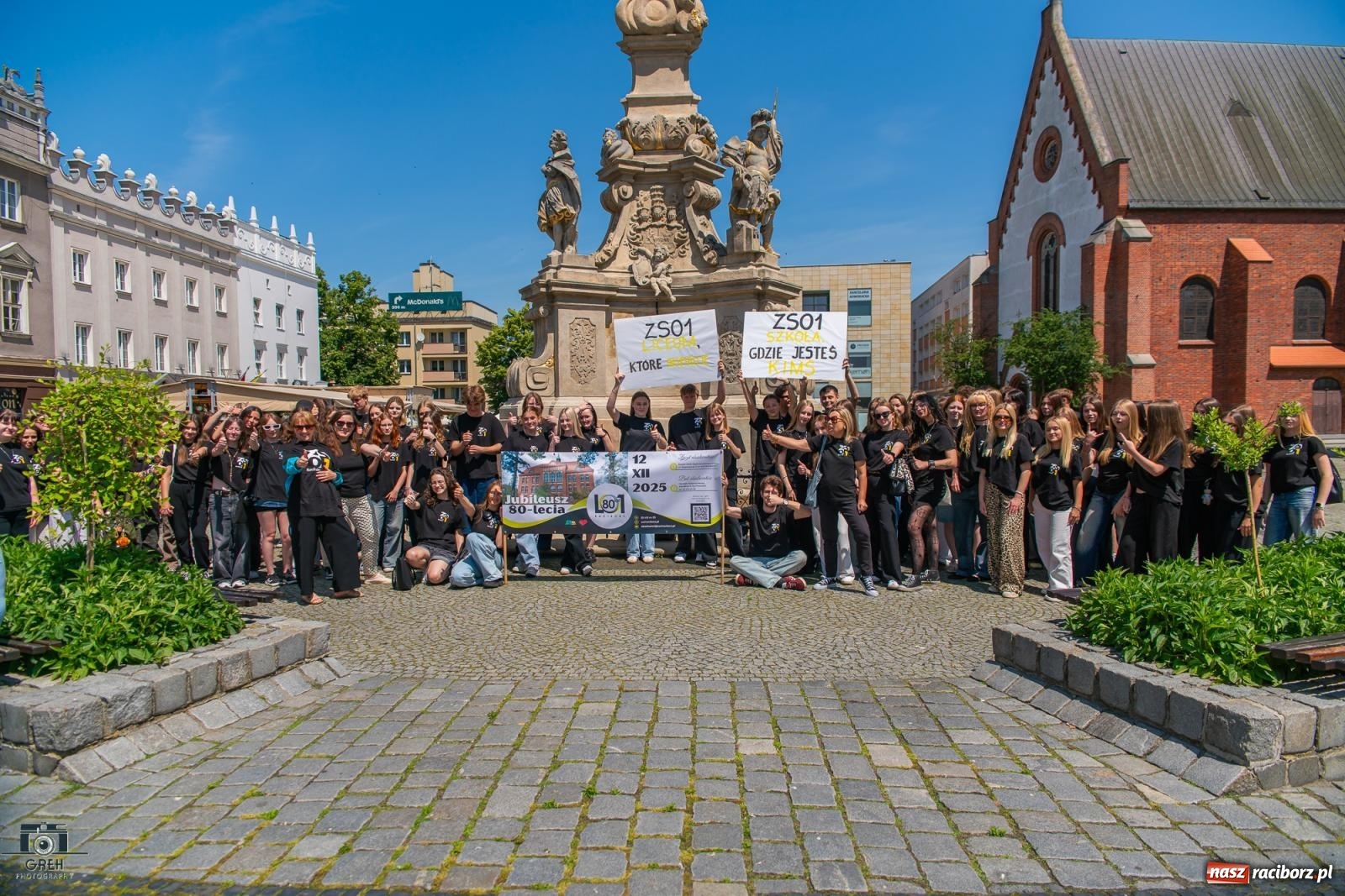 Zdjęcie w galerii na portalu naszraciborz.pl: Jubileusz 80-lecia I LO. Flash mob uczniów na Rynku [WIDEO] wiadomości z regionu