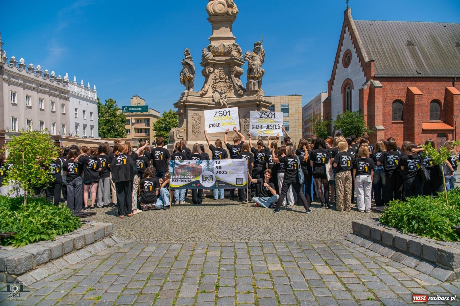 Zdjęcie w galerii na portalu naszraciborz.pl: Jubileusz 80-lecia I LO. Flash mob uczniów na Rynku [WIDEO] wiadomości z regionu