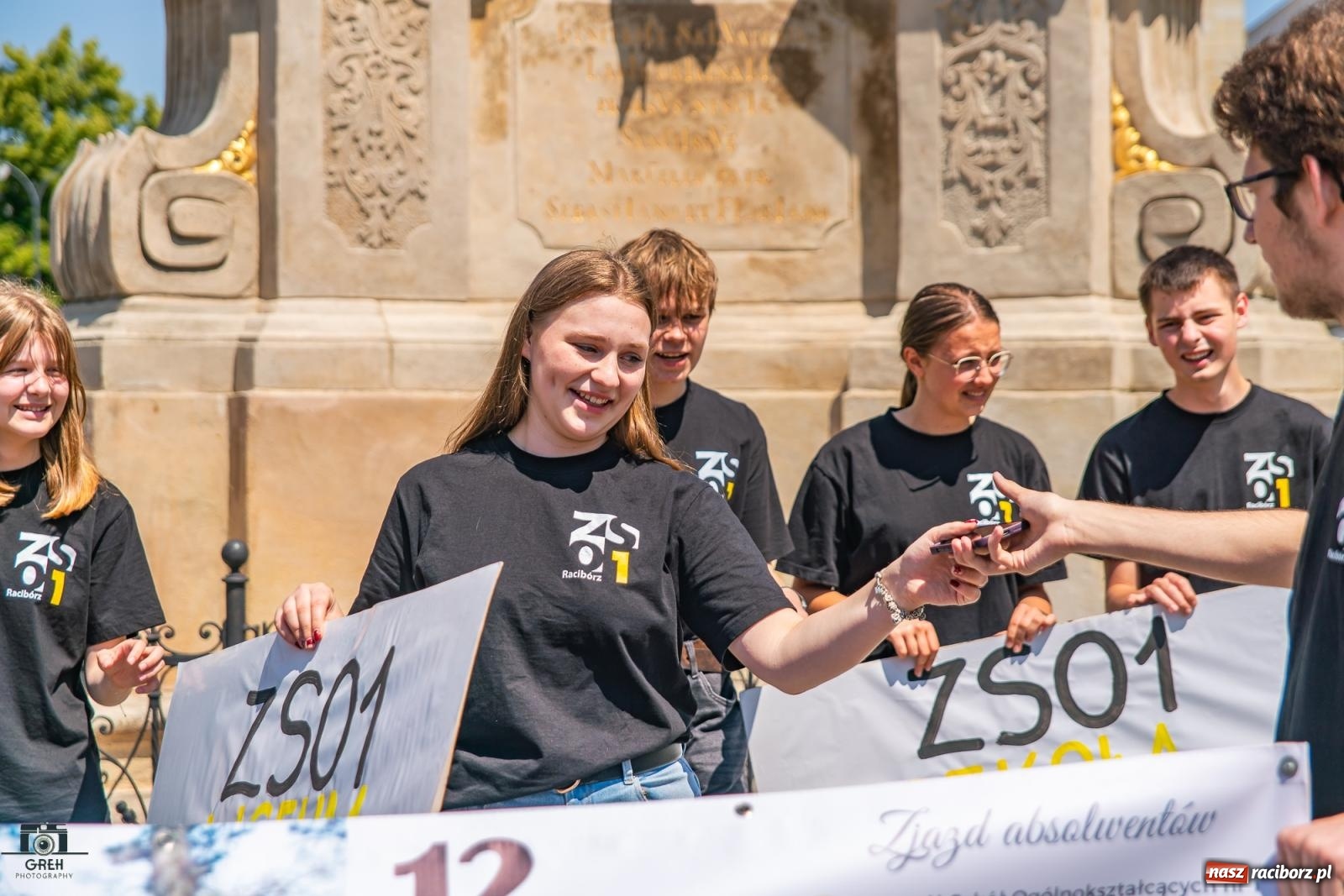 Zdjęcie w galerii na portalu naszraciborz.pl: Jubileusz 80-lecia I LO. Flash mob uczniów na Rynku [WIDEO] wiadomości z regionu
