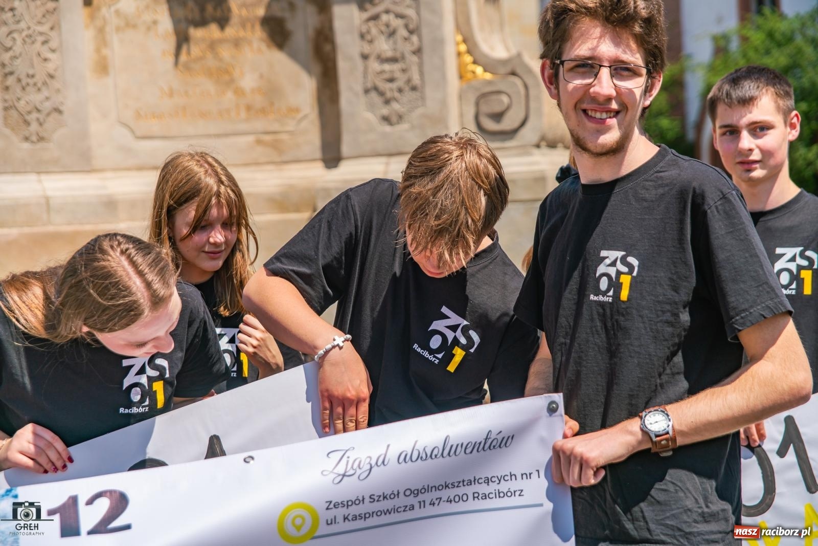 Zdjęcie w galerii na portalu naszraciborz.pl: Jubileusz 80-lecia I LO. Flash mob uczniów na Rynku [WIDEO] wiadomości z regionu
