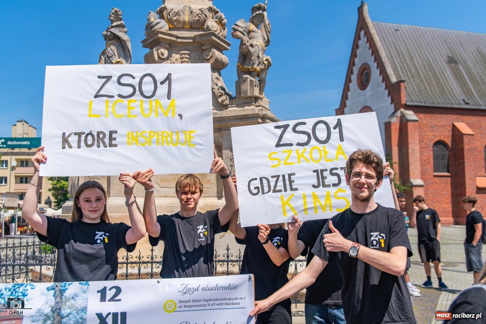 Zdjęcie w galerii na portalu naszraciborz.pl: Jubileusz 80-lecia I LO. Flash mob uczniów na Rynku [WIDEO] wiadomości z regionu
