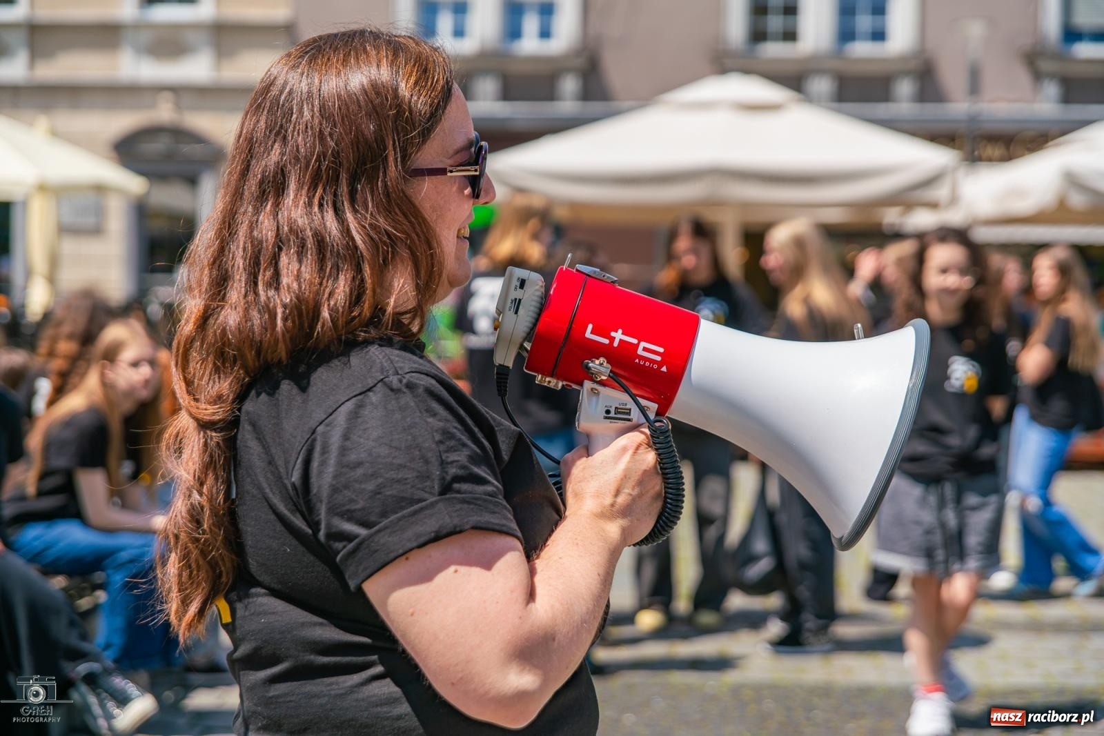Zdjęcie w galerii na portalu naszraciborz.pl: Jubileusz 80-lecia I LO. Flash mob uczniów na Rynku [WIDEO] wiadomości z regionu