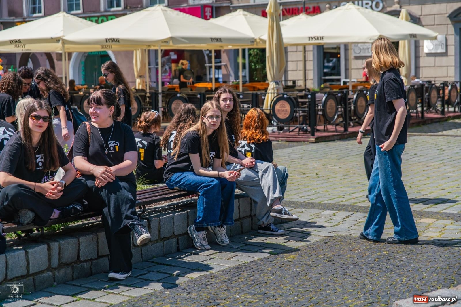 Zdjęcie w galerii na portalu naszraciborz.pl: Jubileusz 80-lecia I LO. Flash mob uczniów na Rynku [WIDEO] wiadomości z regionu