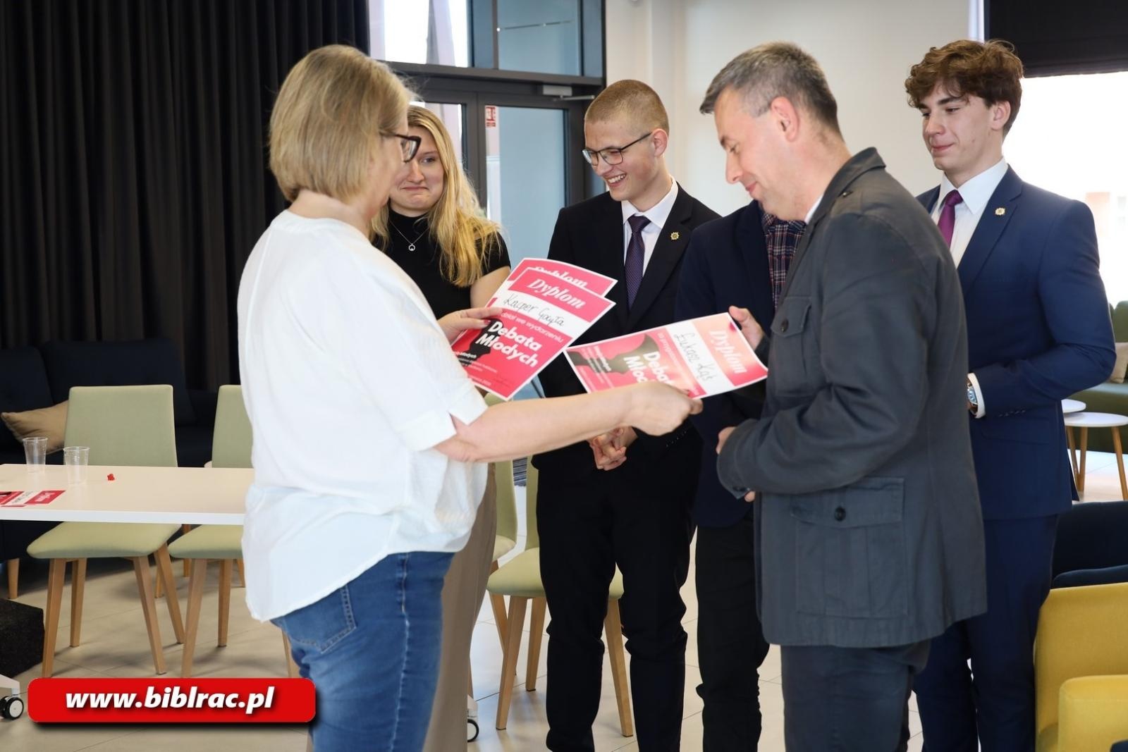 Zdjęcie w galerii na portalu naszraciborz.pl: Młodzi dyskutują! Za nami debata w bibliotece wiadomości z regionu