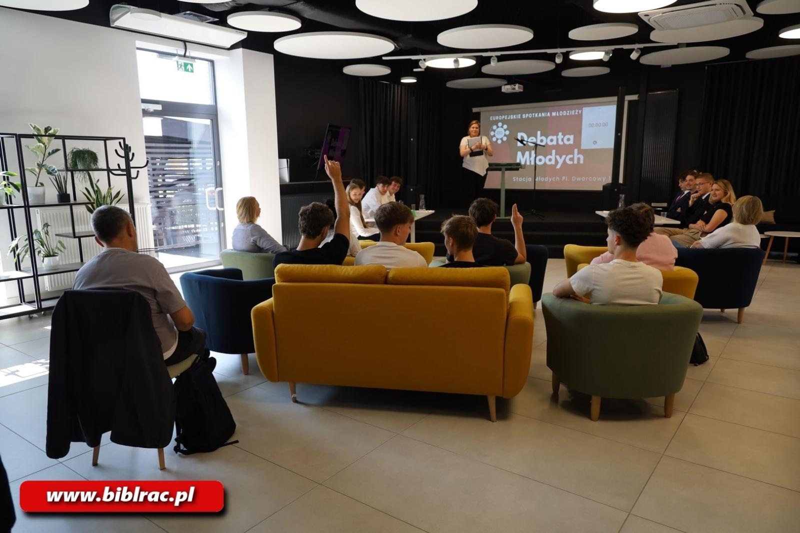 Zdjęcie w galerii na portalu naszraciborz.pl: Młodzi dyskutują! Za nami debata w bibliotece wiadomości z regionu