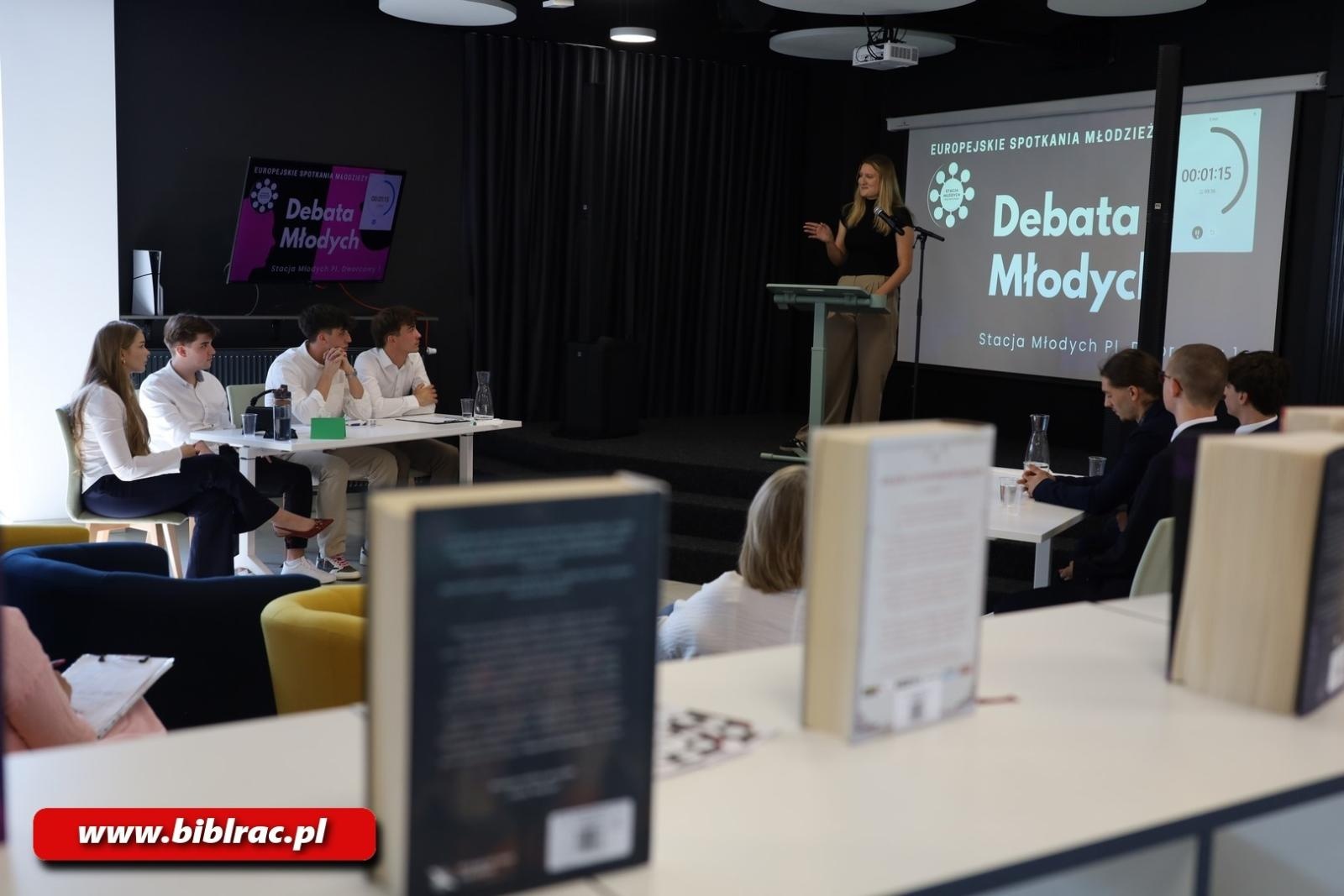 Zdjęcie w galerii na portalu naszraciborz.pl: Młodzi dyskutują! Za nami debata w bibliotece wiadomości z regionu