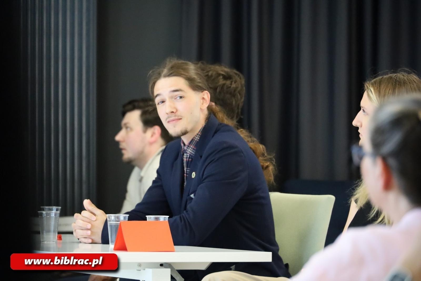 Zdjęcie w galerii na portalu naszraciborz.pl: Młodzi dyskutują! Za nami debata w bibliotece wiadomości z regionu