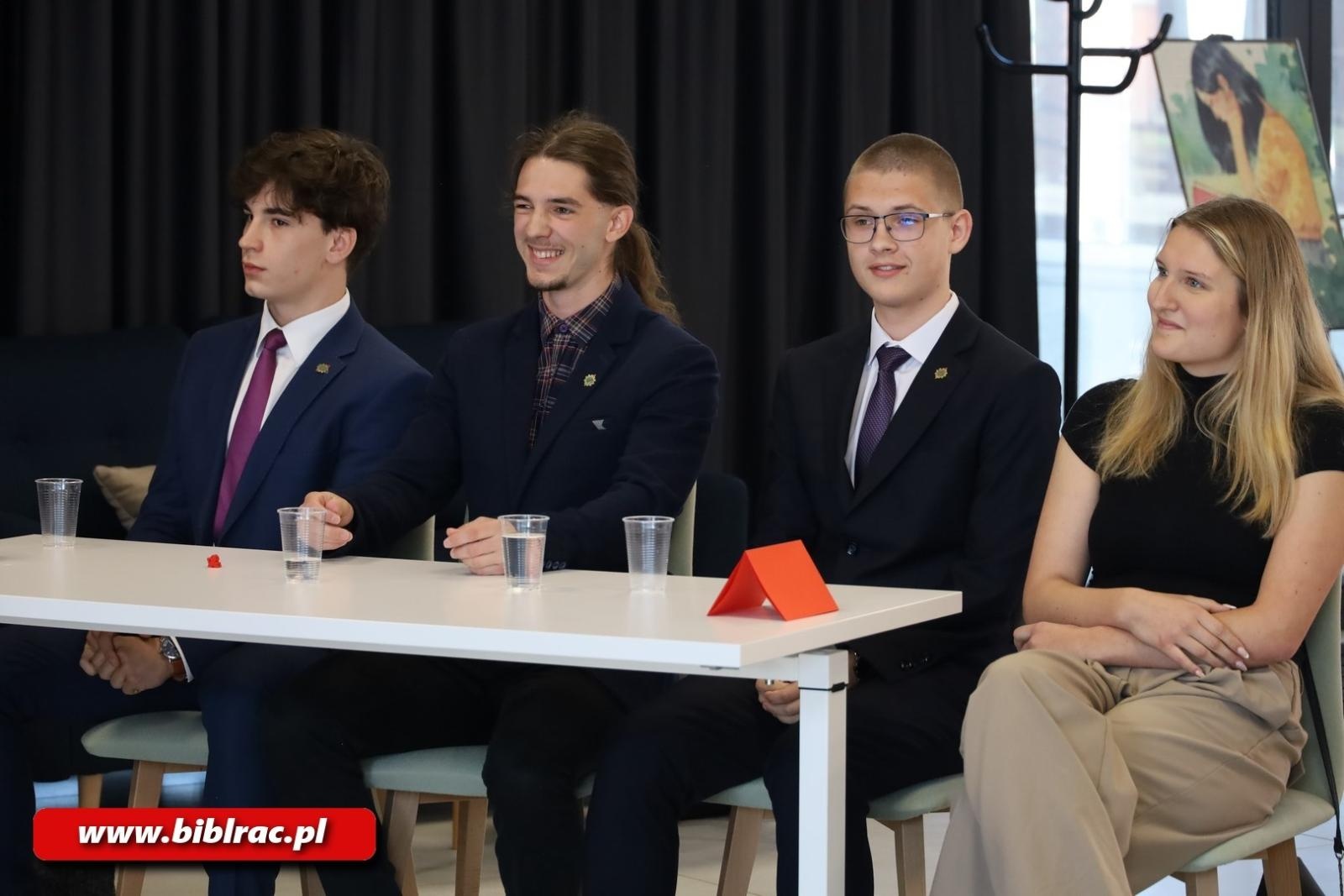 Zdjęcie w galerii na portalu naszraciborz.pl: Młodzi dyskutują! Za nami debata w bibliotece wiadomości z regionu