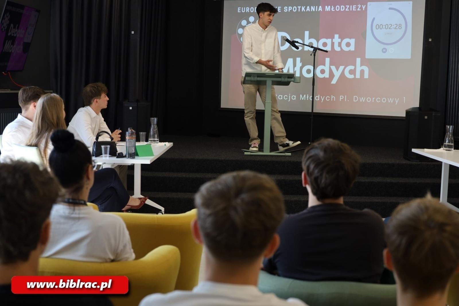 Zdjęcie w galerii na portalu naszraciborz.pl: Młodzi dyskutują! Za nami debata w bibliotece wiadomości z regionu