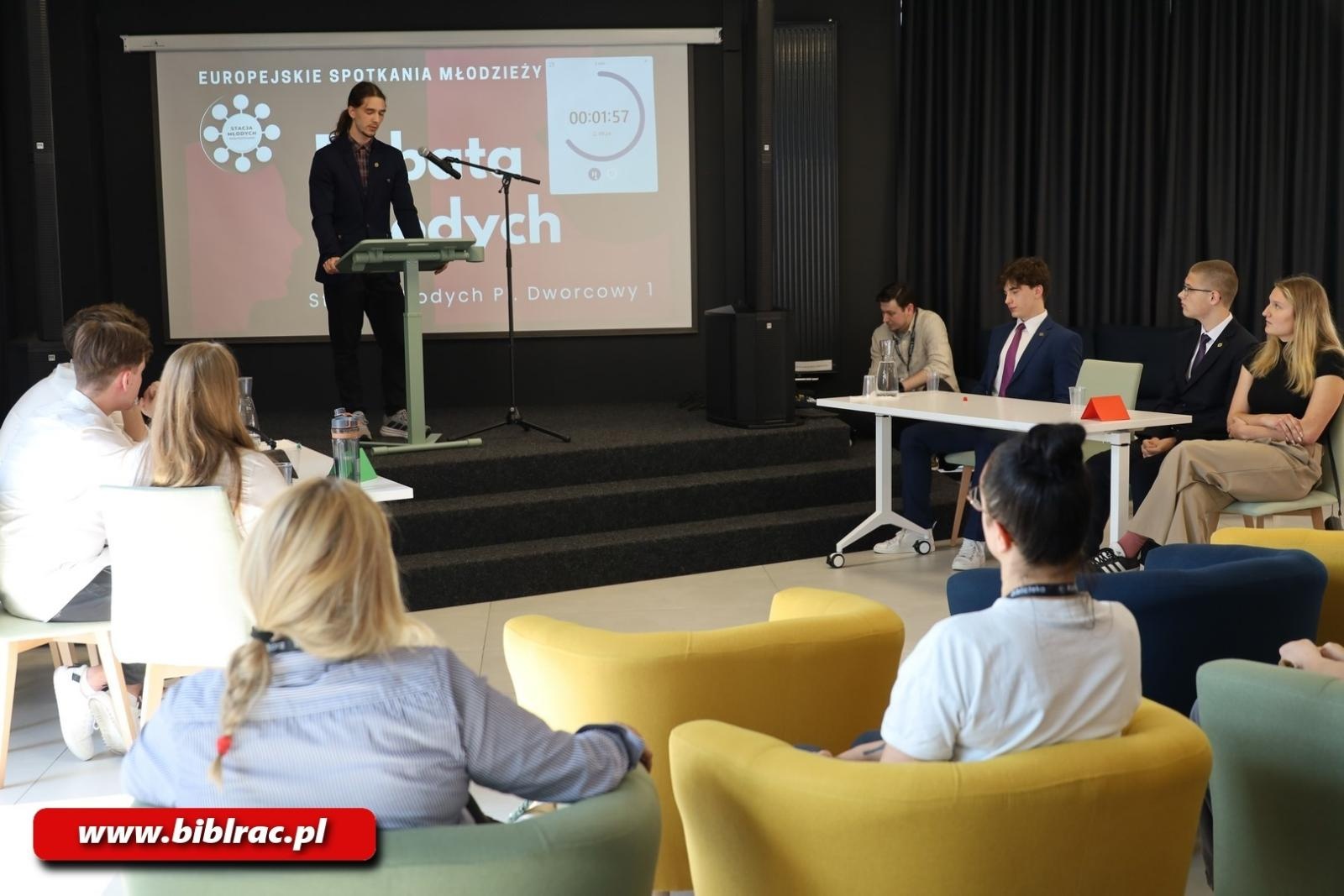 Zdjęcie w galerii na portalu naszraciborz.pl: Młodzi dyskutują! Za nami debata w bibliotece wiadomości z regionu