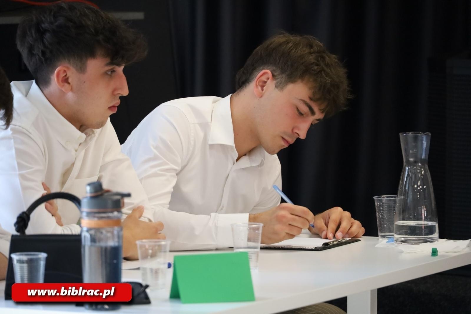 Zdjęcie w galerii na portalu naszraciborz.pl: Młodzi dyskutują! Za nami debata w bibliotece wiadomości z regionu