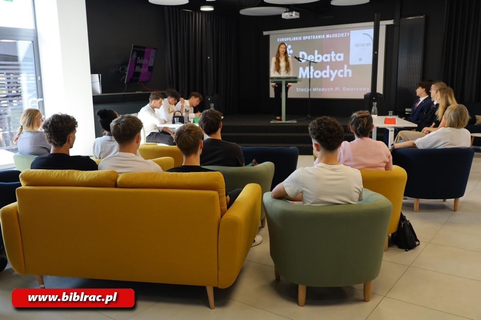 Zdjęcie w galerii na portalu naszraciborz.pl: Młodzi dyskutują! Za nami debata w bibliotece wiadomości z regionu