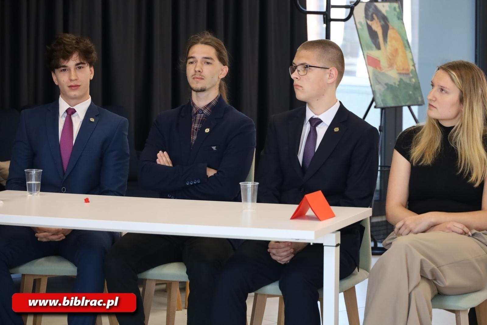 Zdjęcie w galerii na portalu naszraciborz.pl: Młodzi dyskutują! Za nami debata w bibliotece wiadomości z regionu