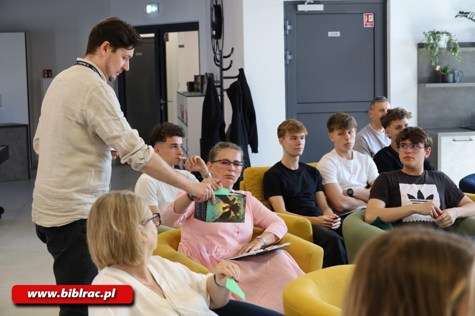 Zdjęcie w galerii na portalu naszraciborz.pl: Młodzi dyskutują! Za nami debata w bibliotece wiadomości z regionu
